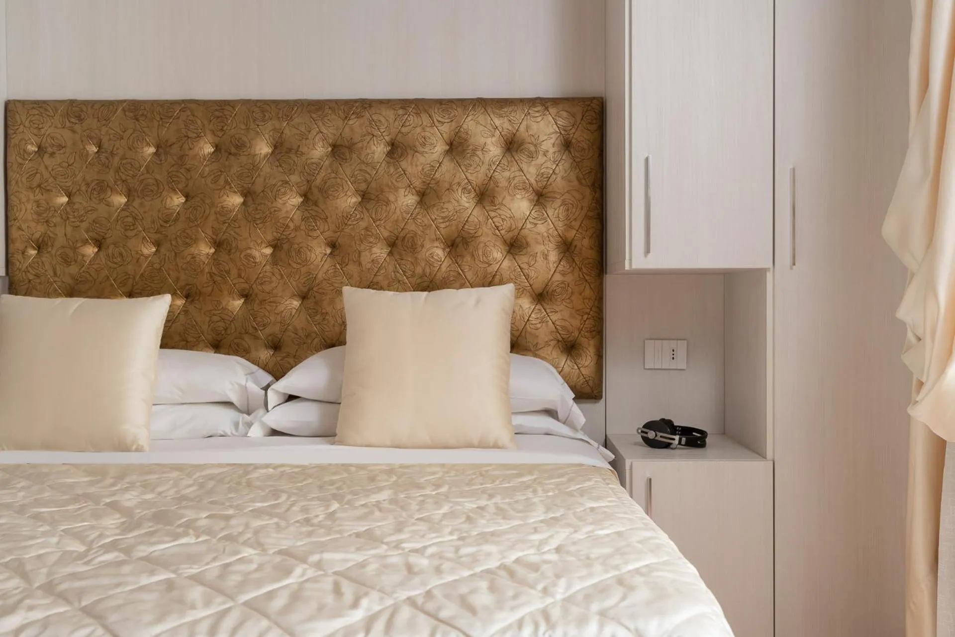 Bed in Albergo Rossini 1936 - Small & Charming