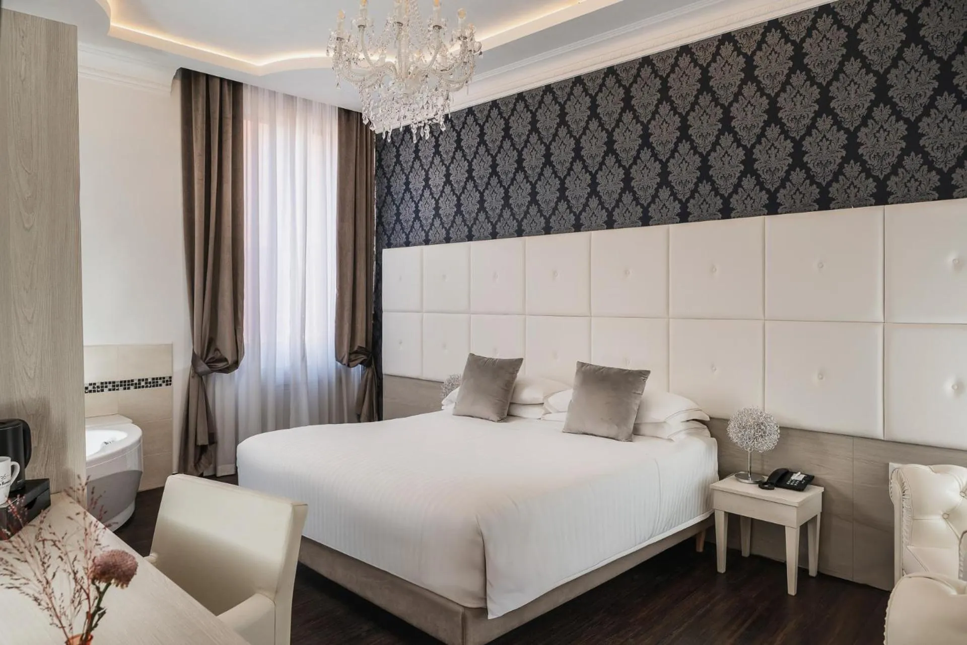 Photo of the whole room, Bed in Albergo Rossini 1936 - Small & Charming