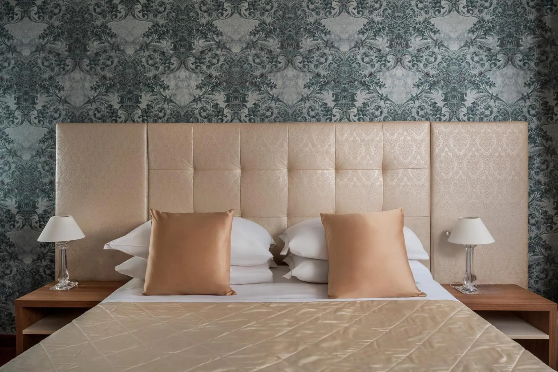 Bed in Albergo Rossini 1936 - Small & Charming