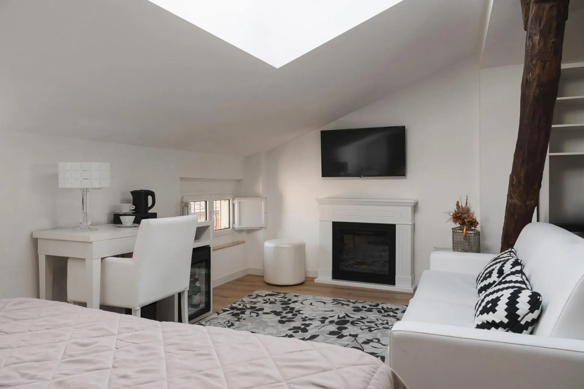 Photo of the whole room, Bed in Albergo Rossini 1936 - Small & Charming