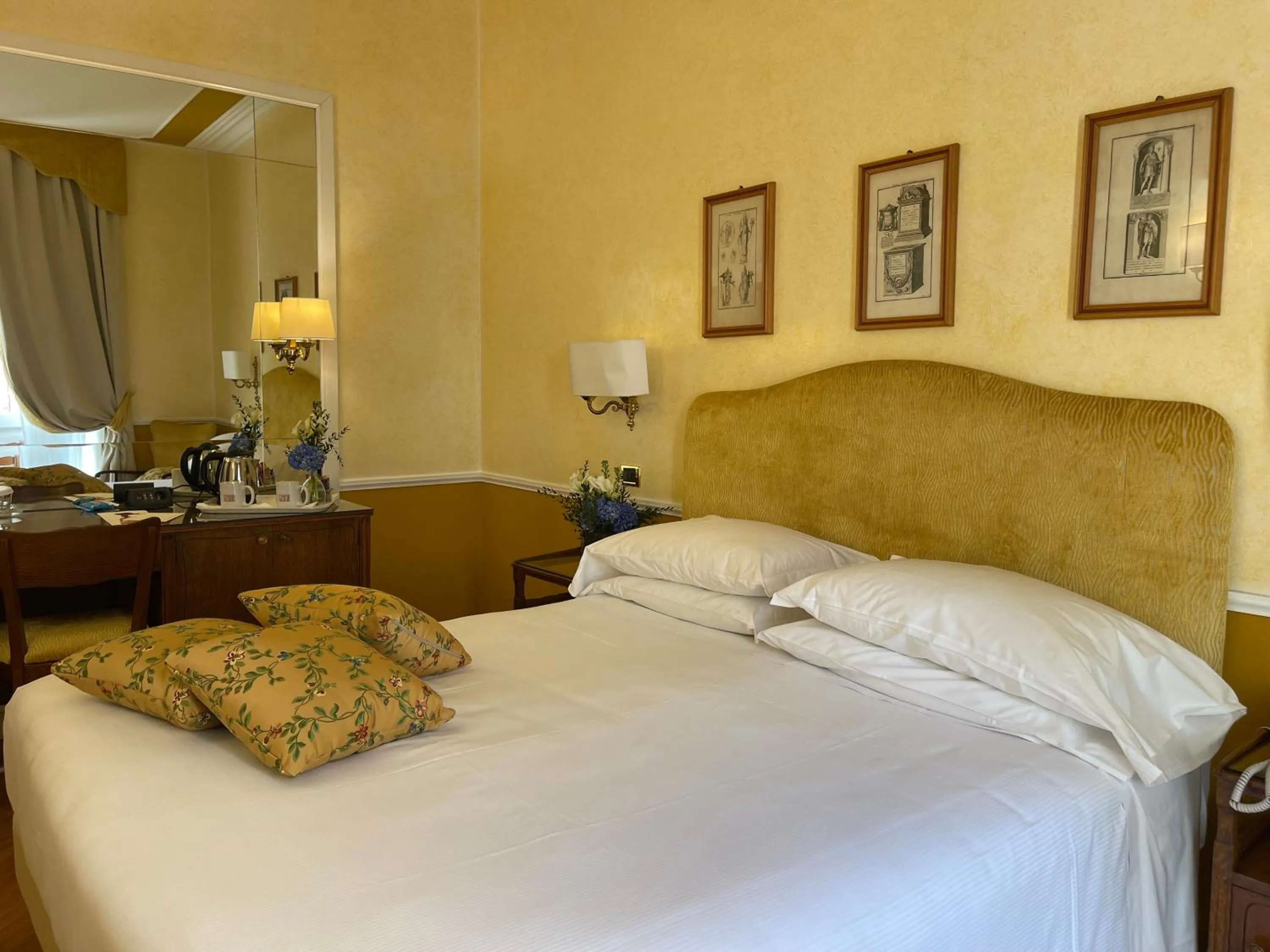 Bedroom, Bed in Bettoja Hotel Massimo d'Azeglio