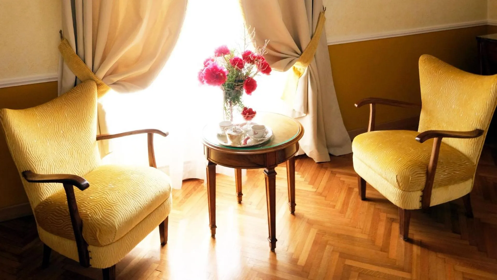 Seating area in Bettoja Hotel Massimo d'Azeglio