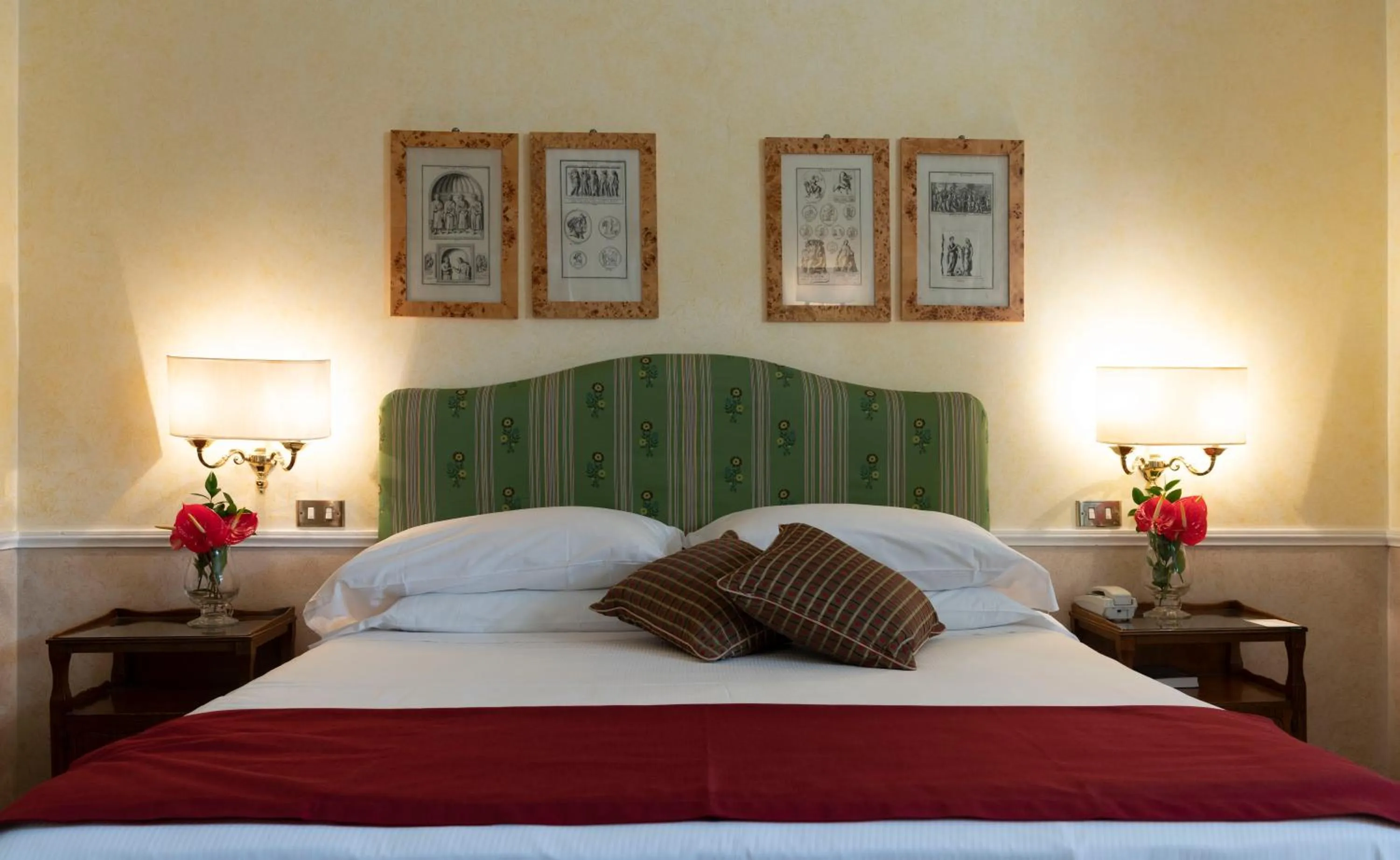 Bed in Bettoja Hotel Massimo d'Azeglio