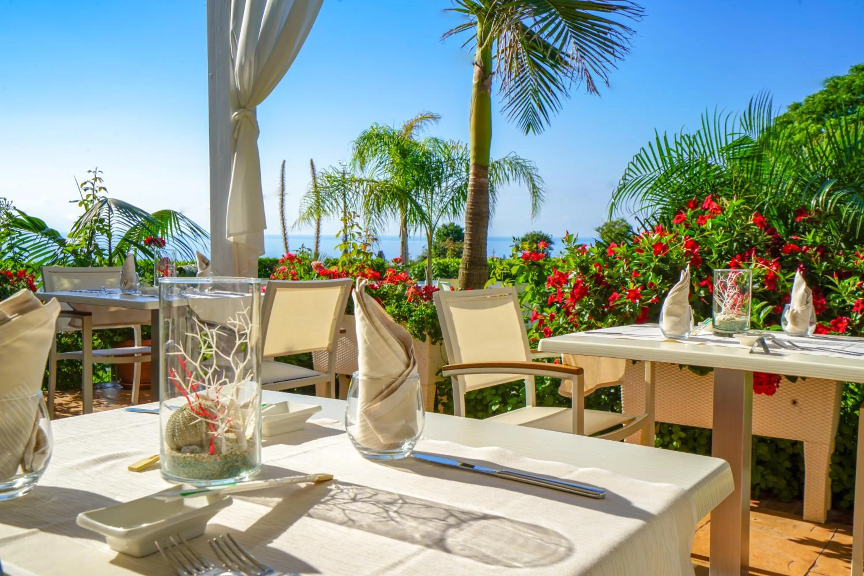 Restaurant/places to eat in La Bussola Hotel Calabria