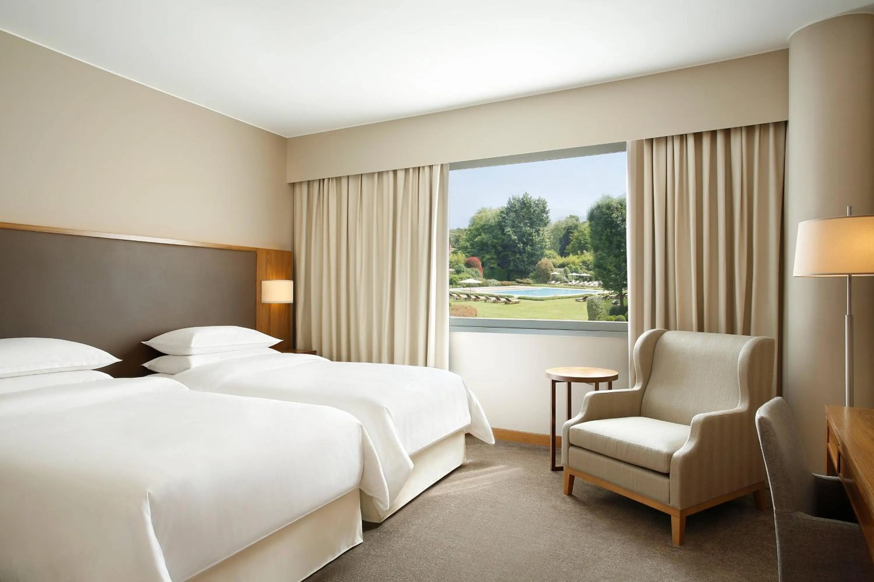 Swimming pool, Bed in Sheraton Lake Como Hotel