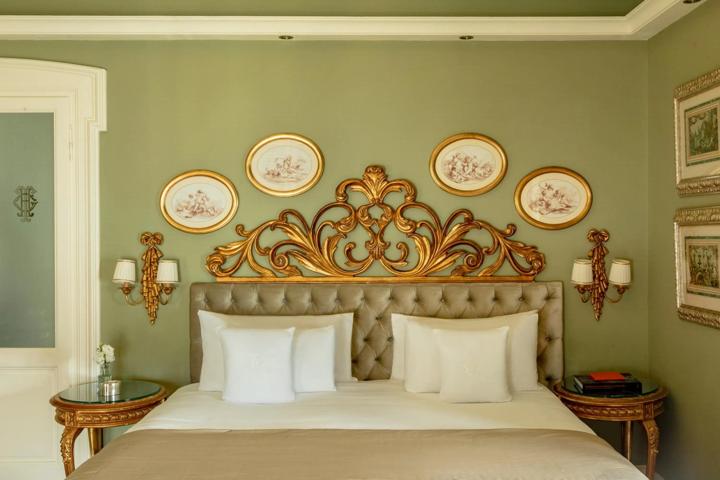 Bed in Grand Hotel Tremezzo