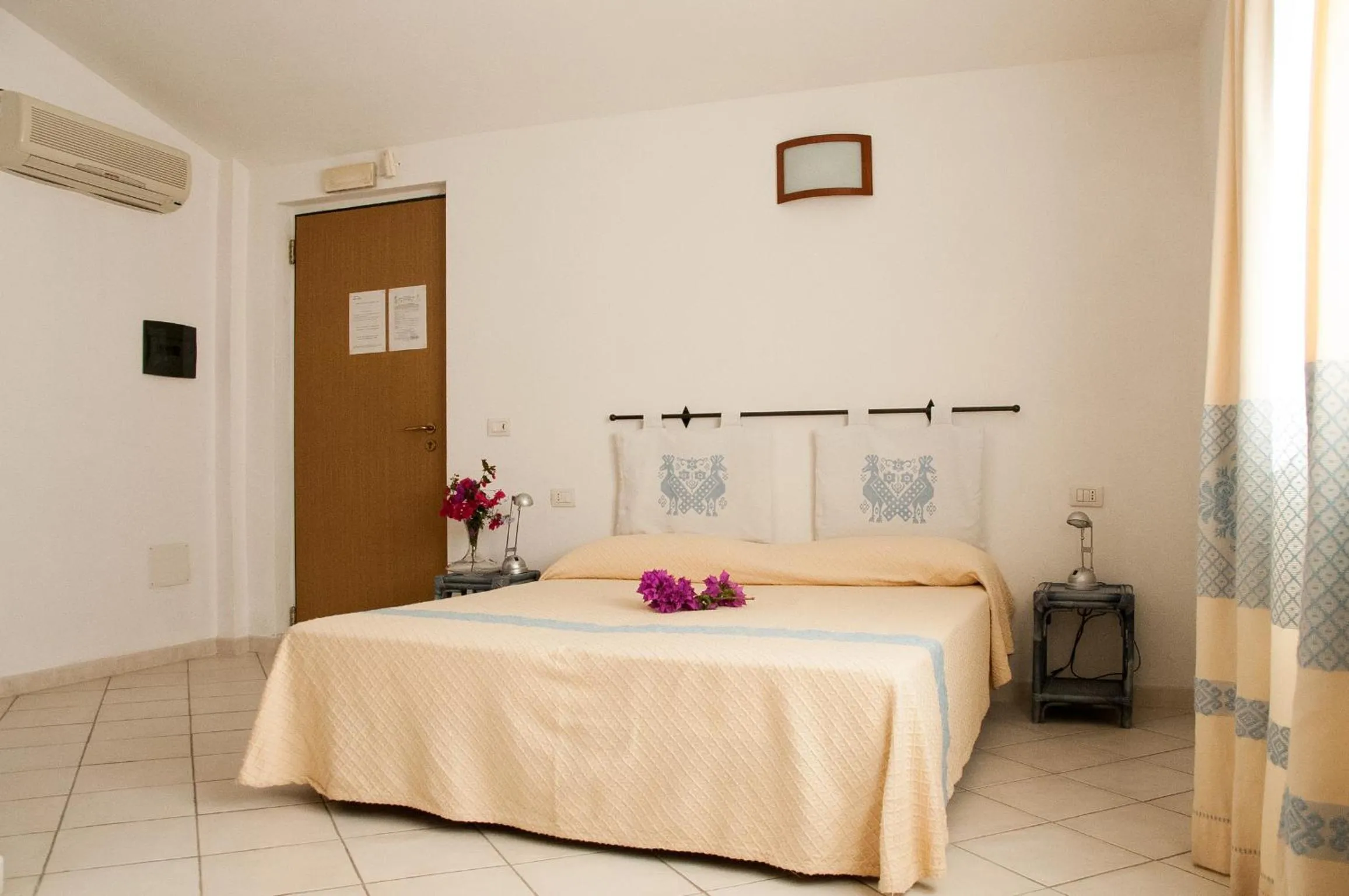 Photo of the whole room in Meta Hotel