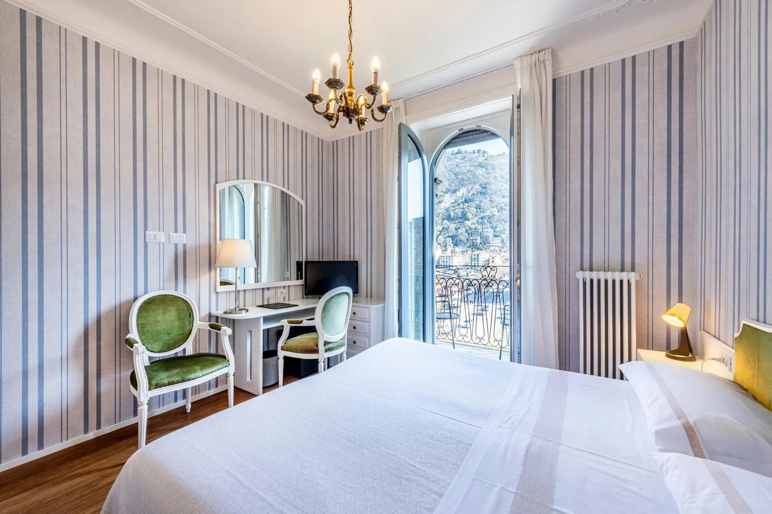 Bed in Hotel Metropole Suisse