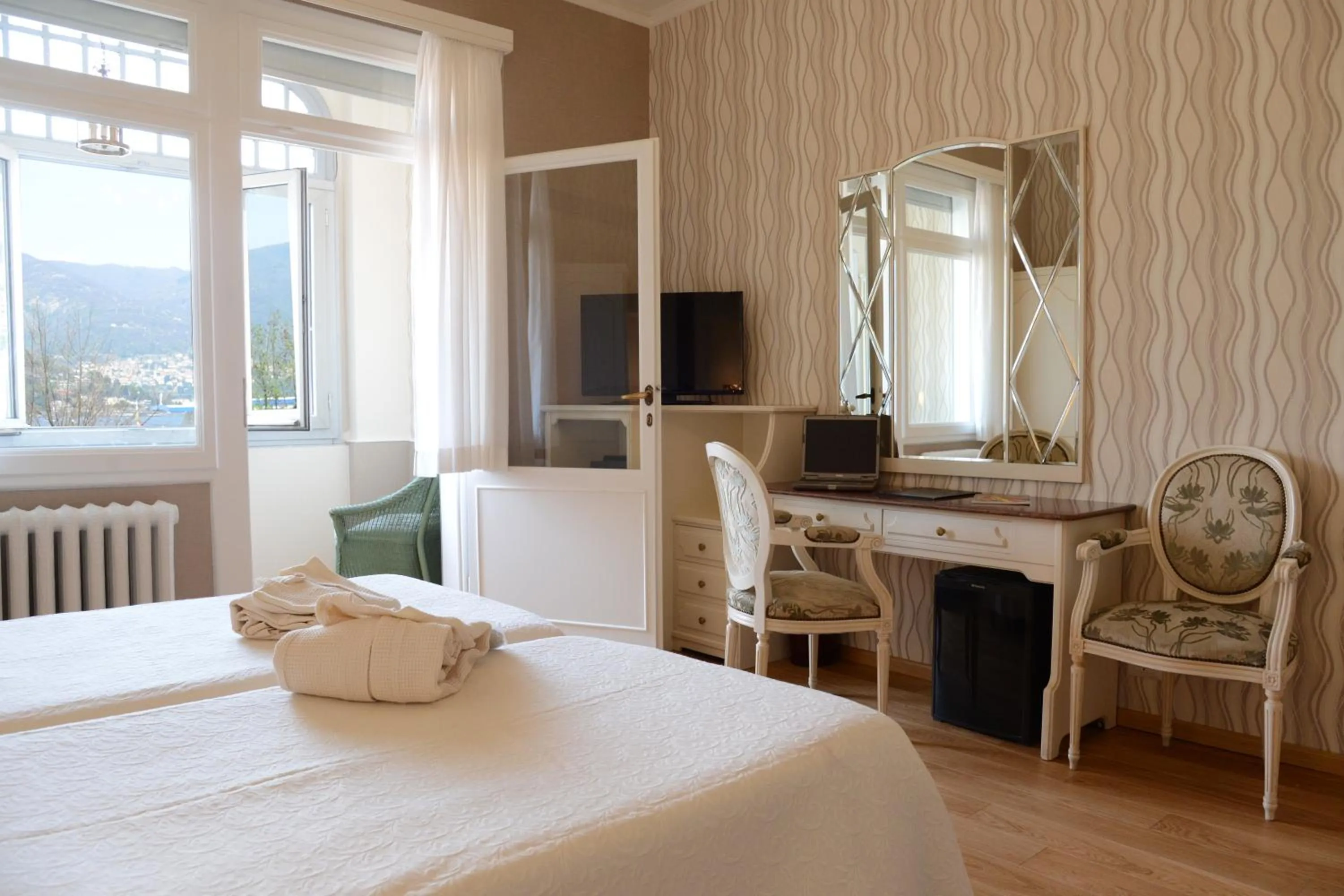 Staff, Bed in Hotel Metropole Suisse