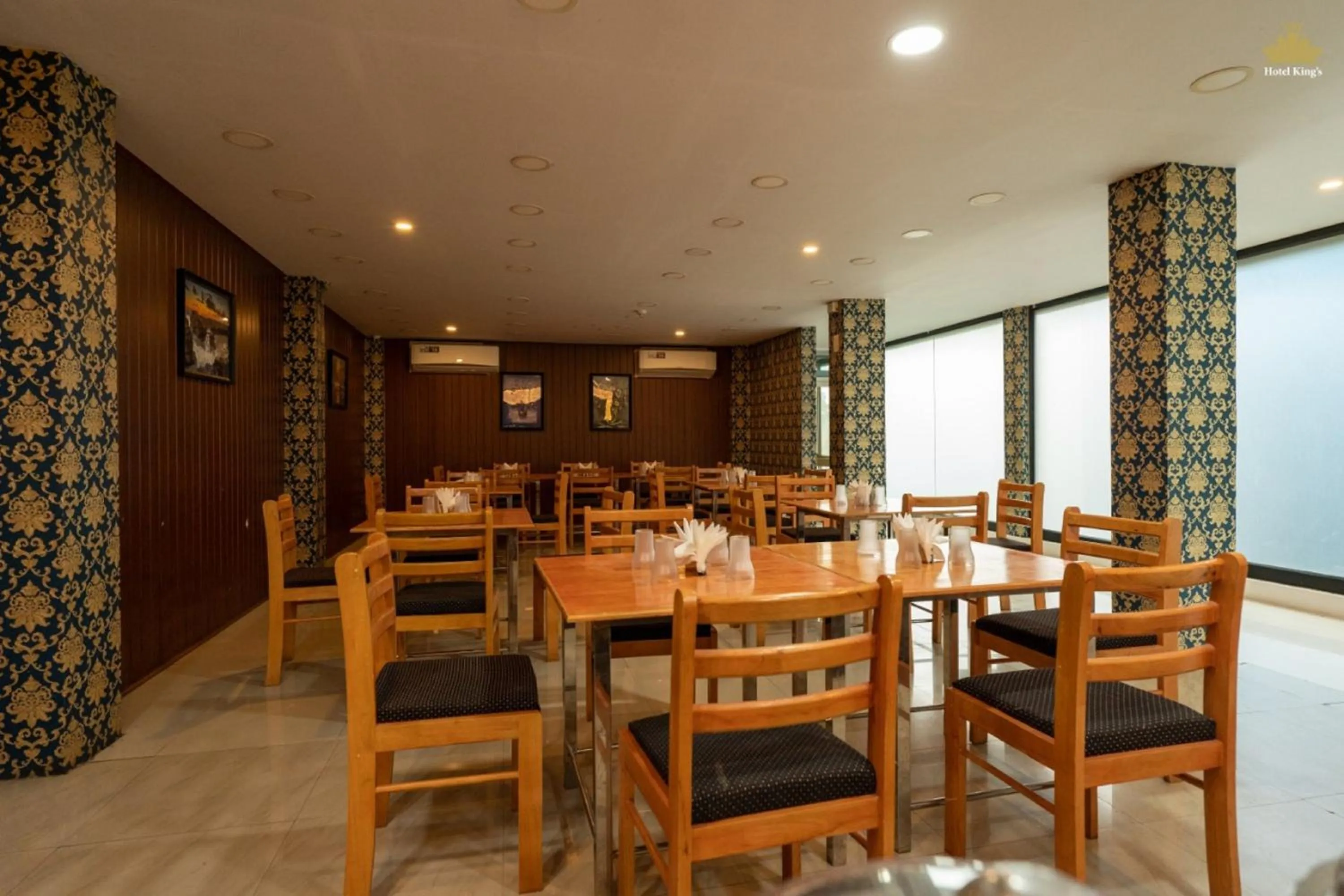 Restaurant/places to eat in Hotel The King's