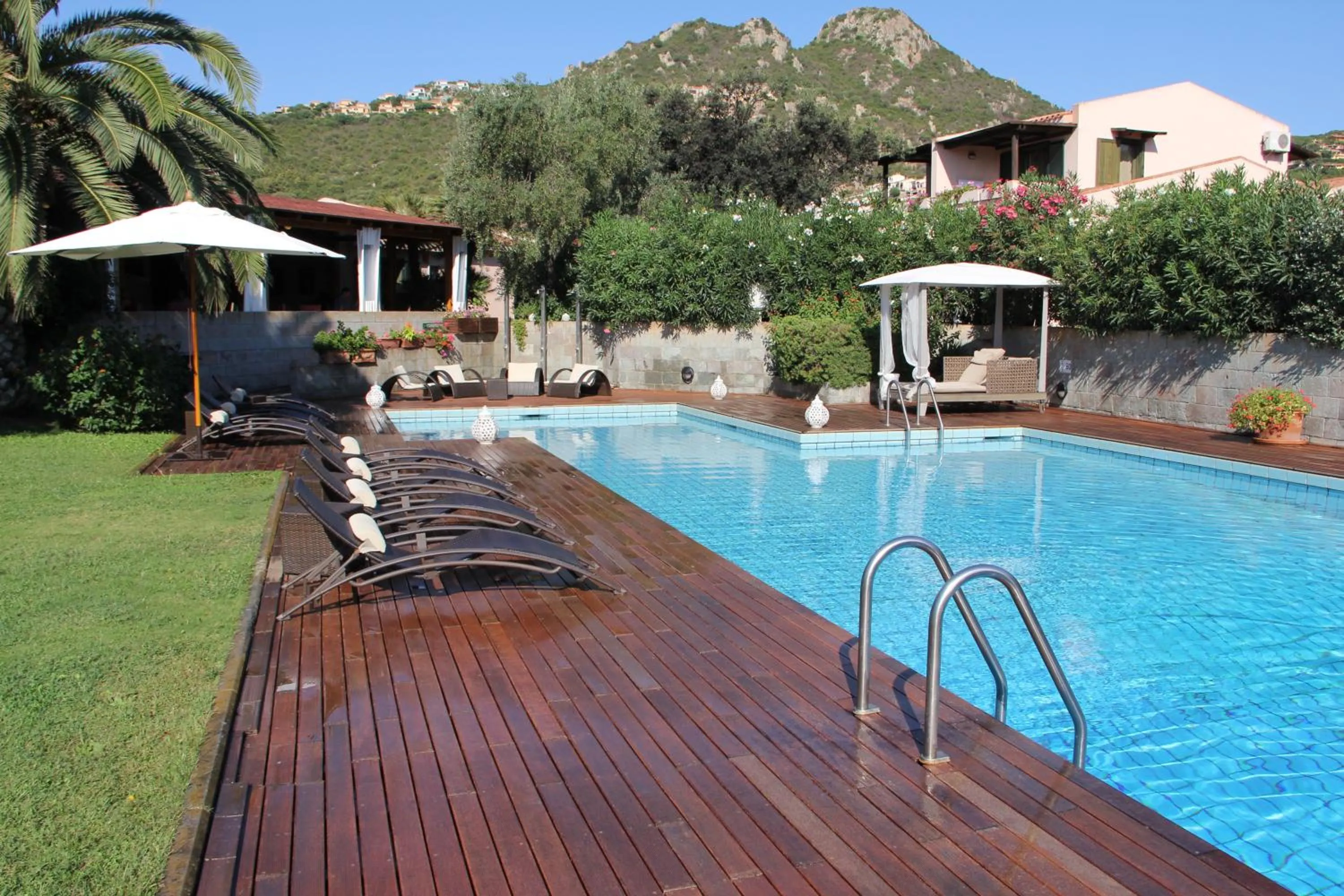 Swimming pool in Albaruja Hotel