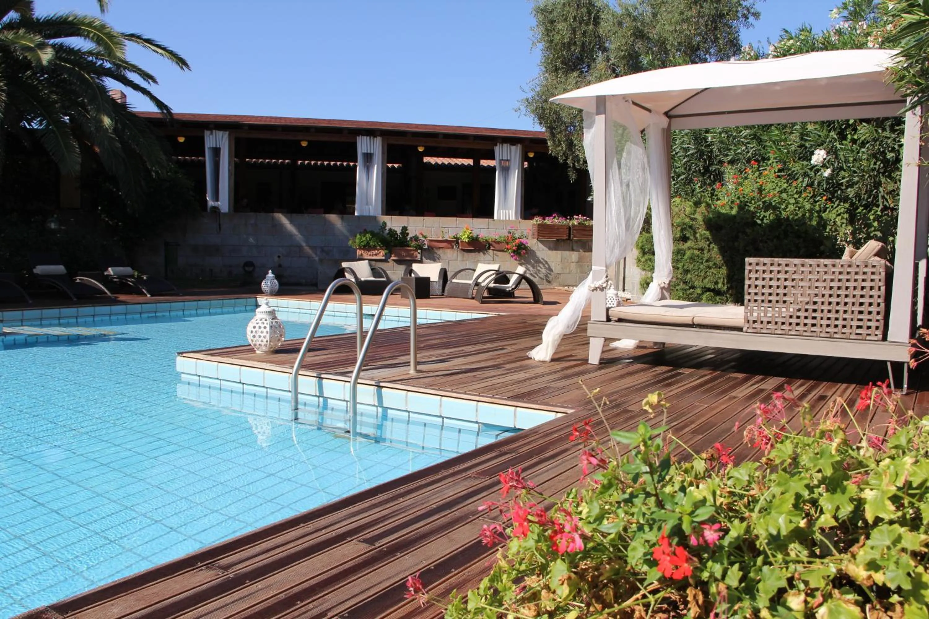 Swimming pool in Albaruja Hotel