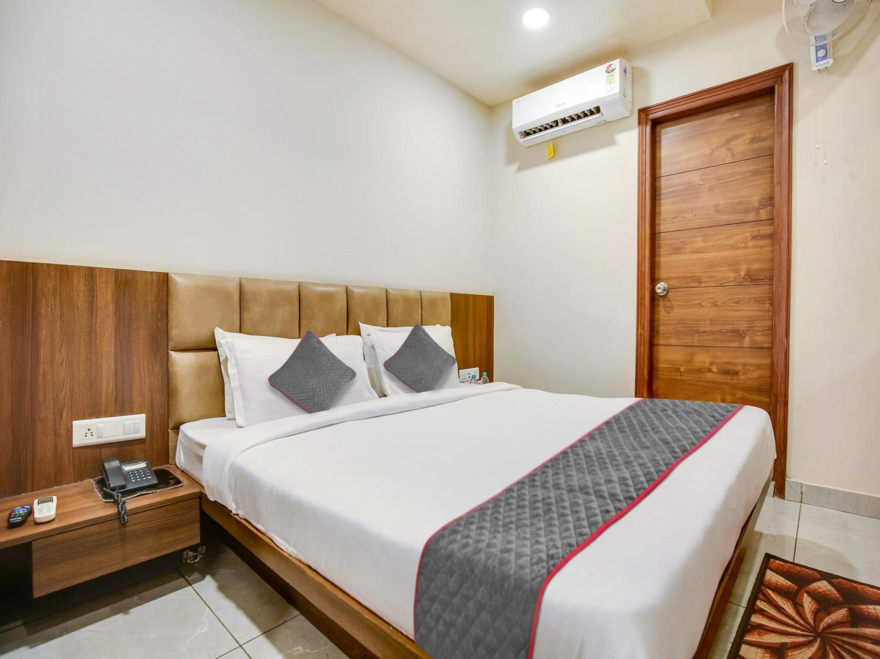 Bedroom, Bed in Hotel Ludhiana Regency