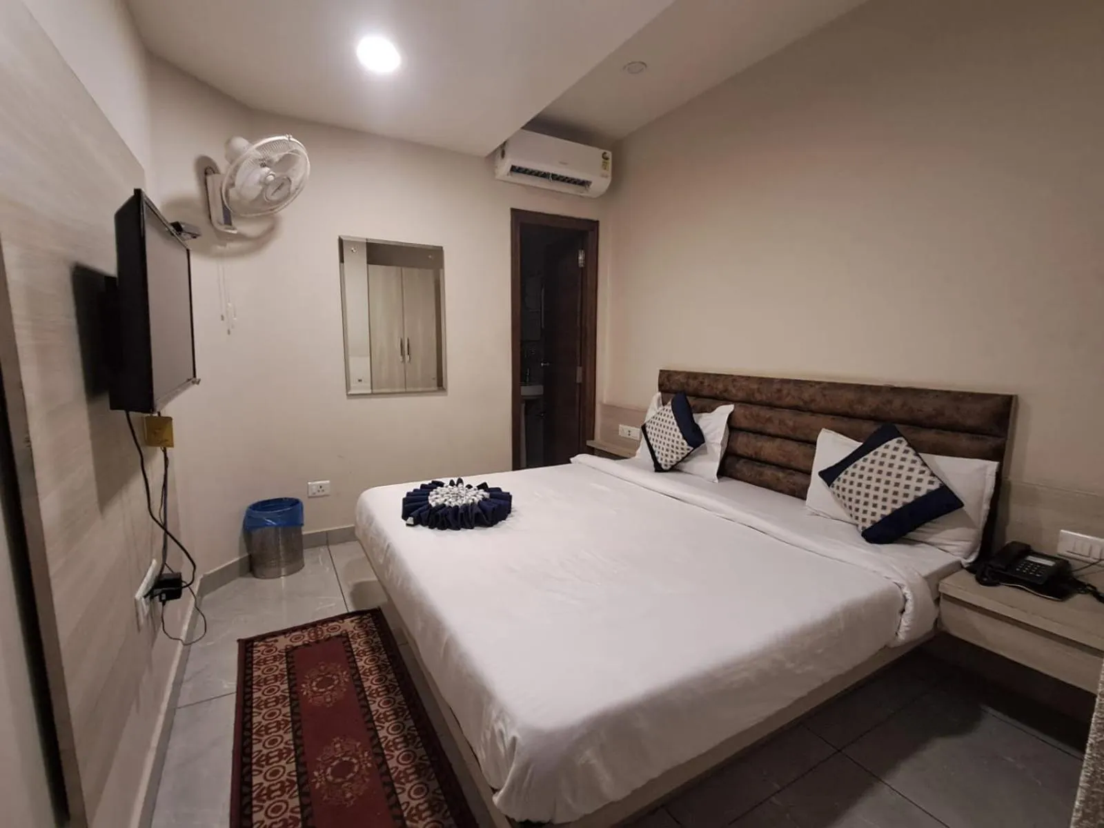 air conditioner, Bed in Hotel Ludhiana Regency