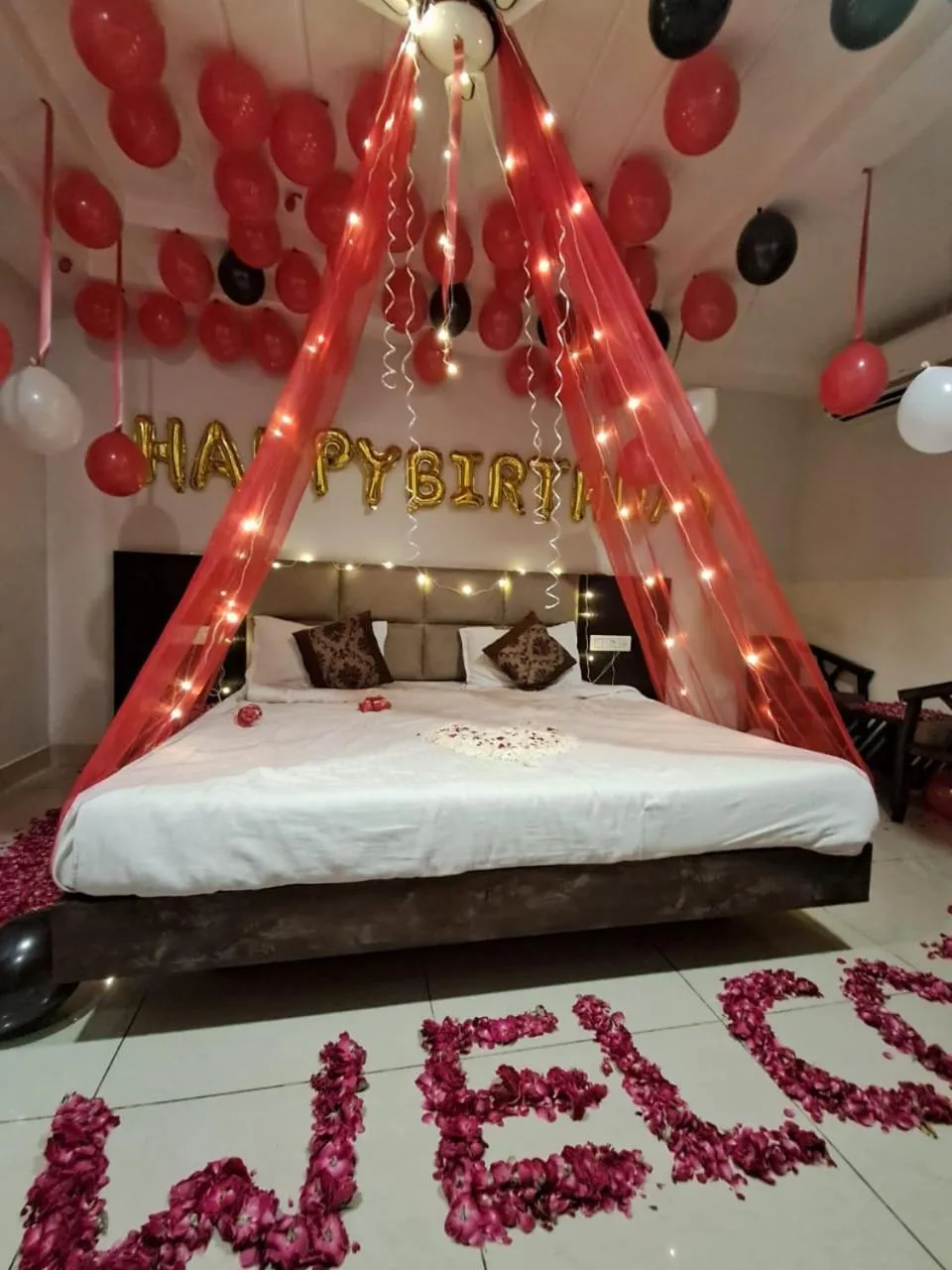 Decorative detail, Bed in Hotel Ludhiana Regency