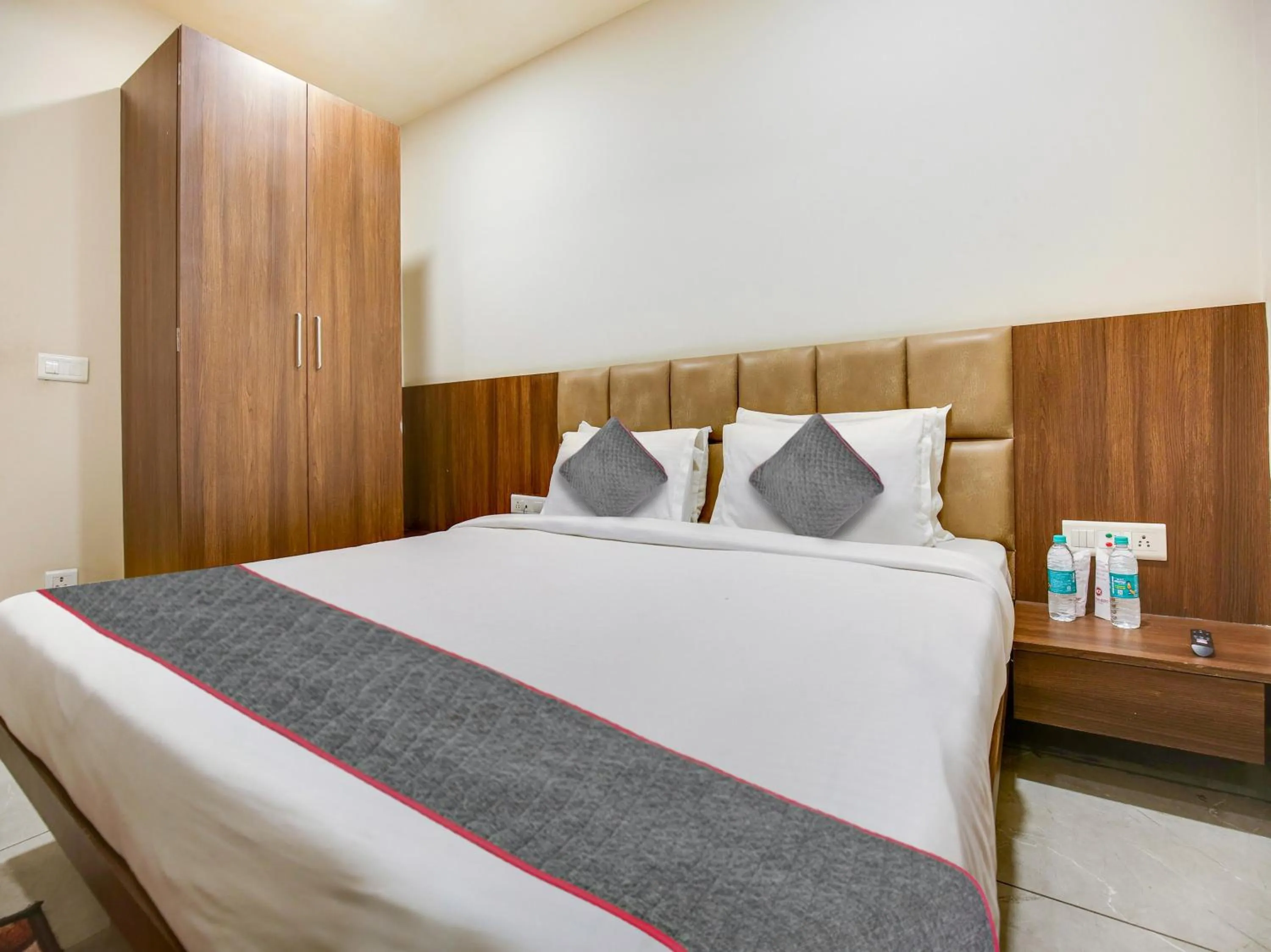 Bedroom, Bed in Hotel Ludhiana Regency