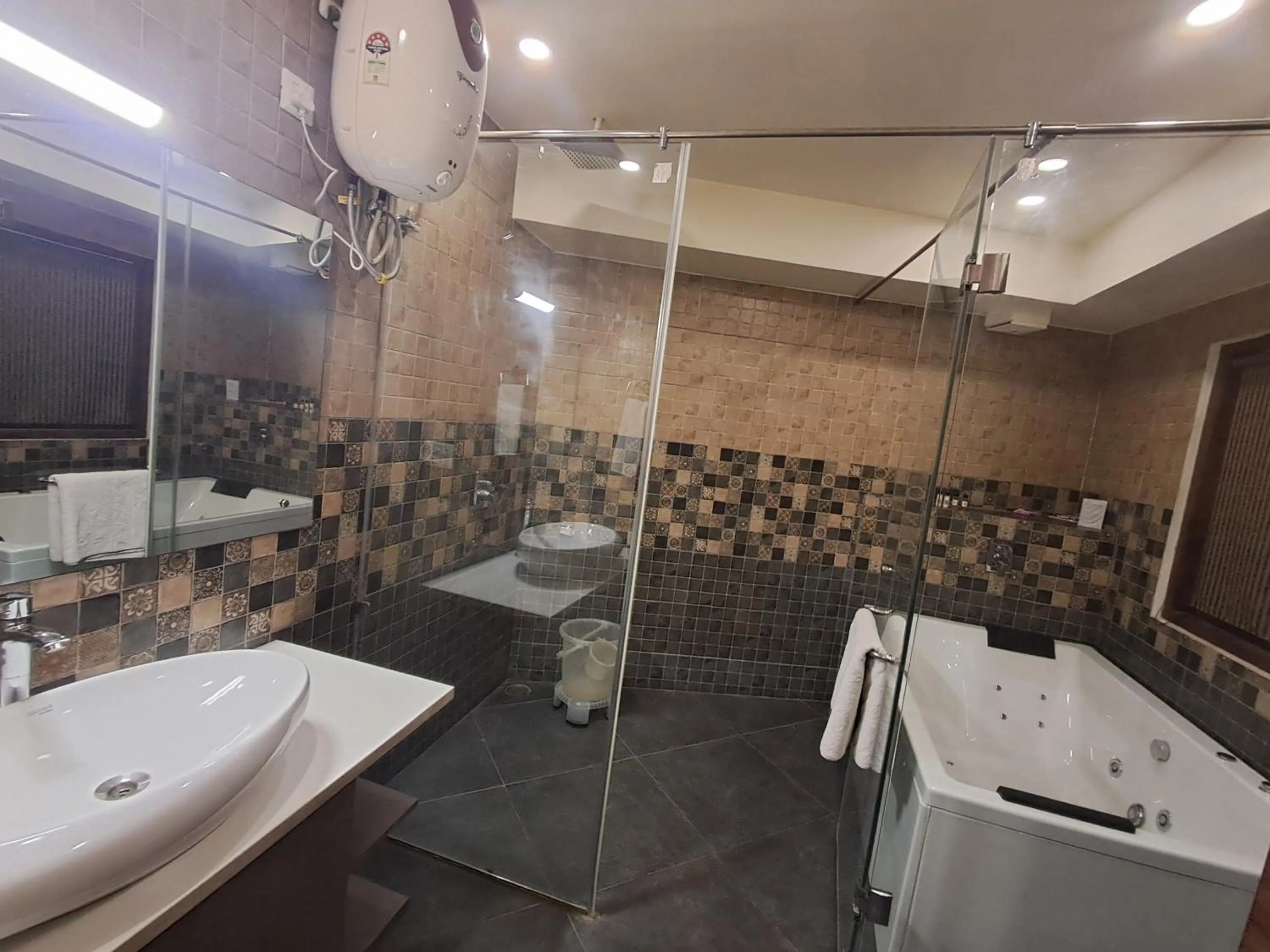 Bath in Hotel Ludhiana Regency