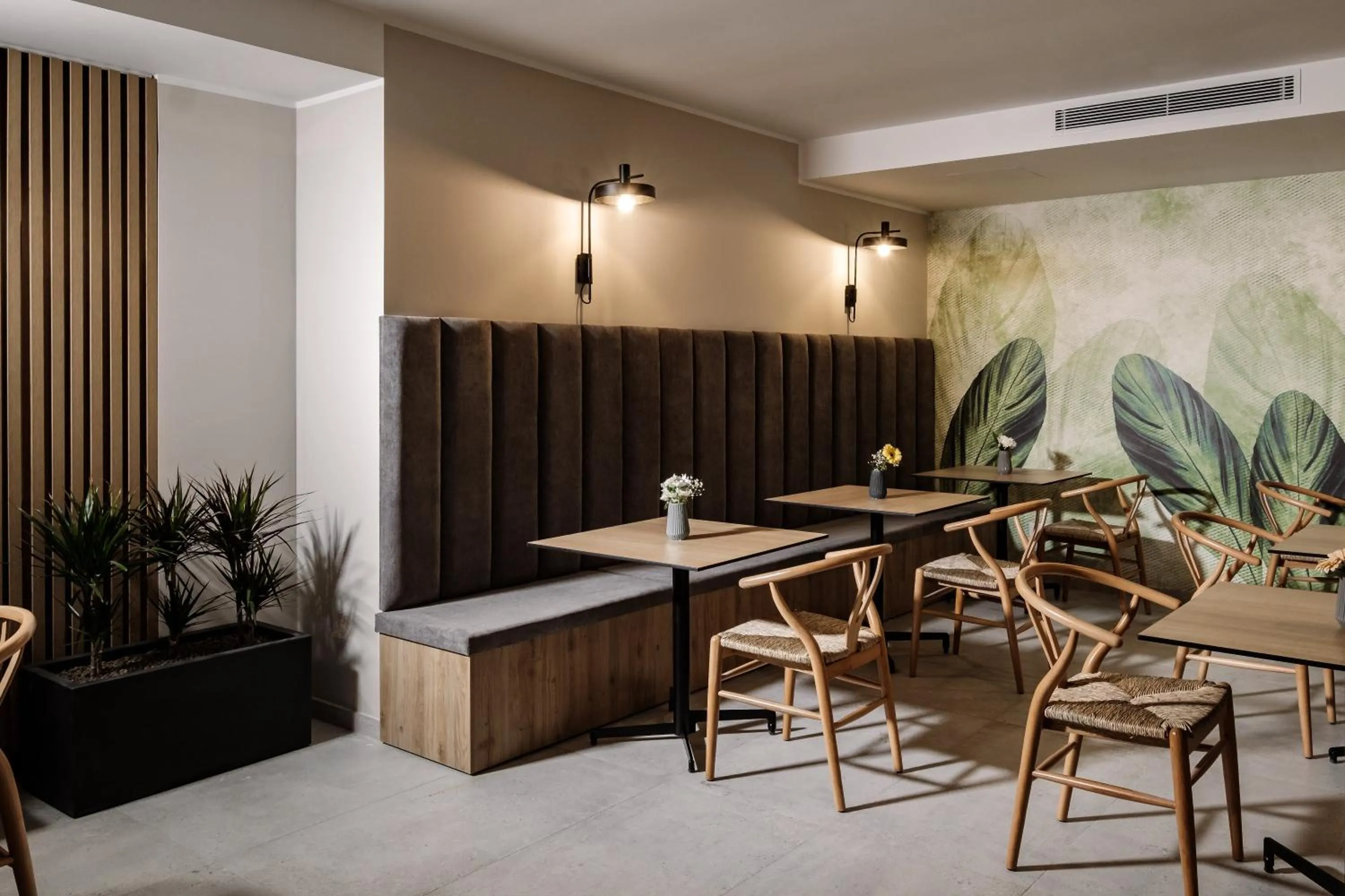 Restaurant/places to eat in Amery House