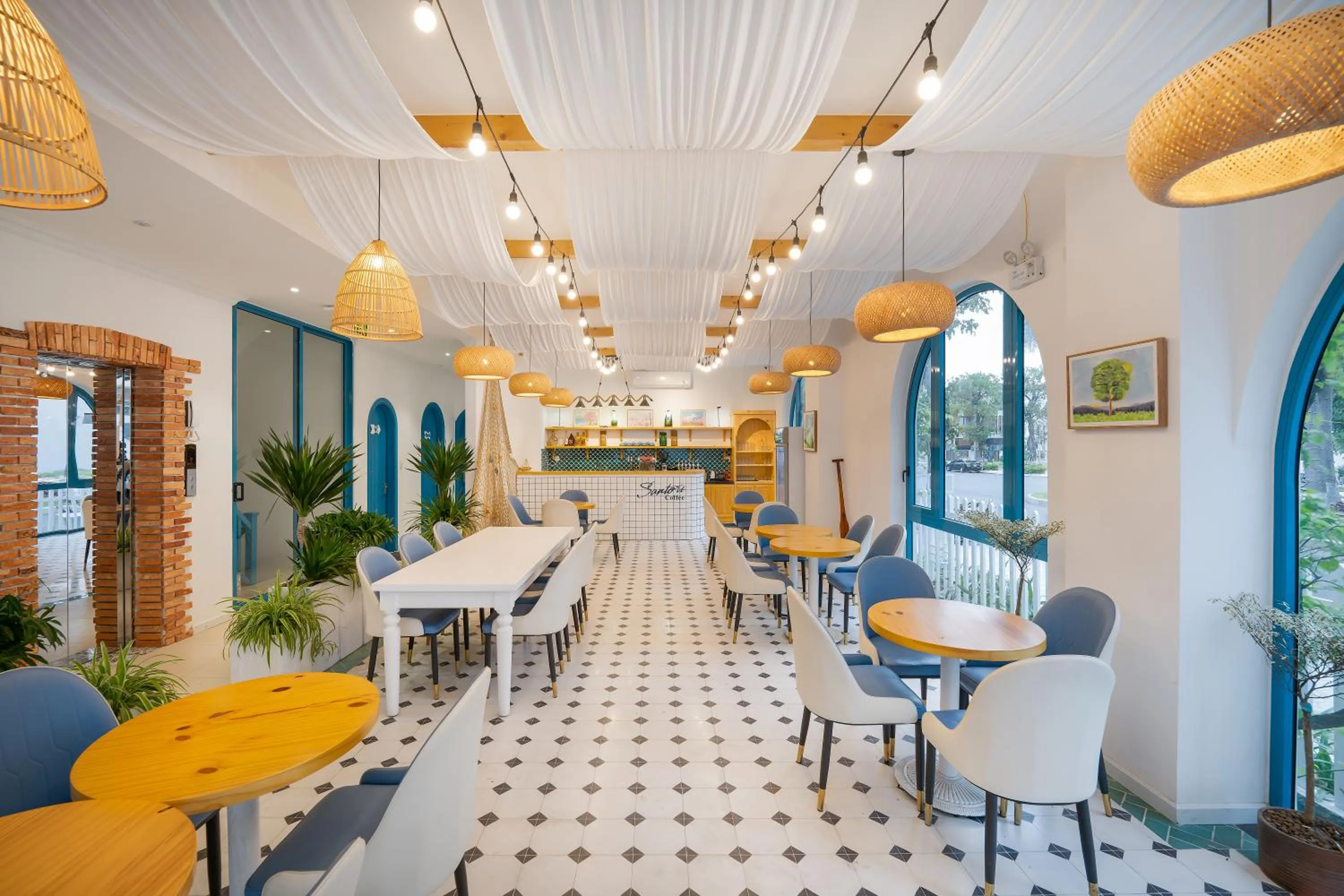 Restaurant/places to eat in Santori Hotel And Spa