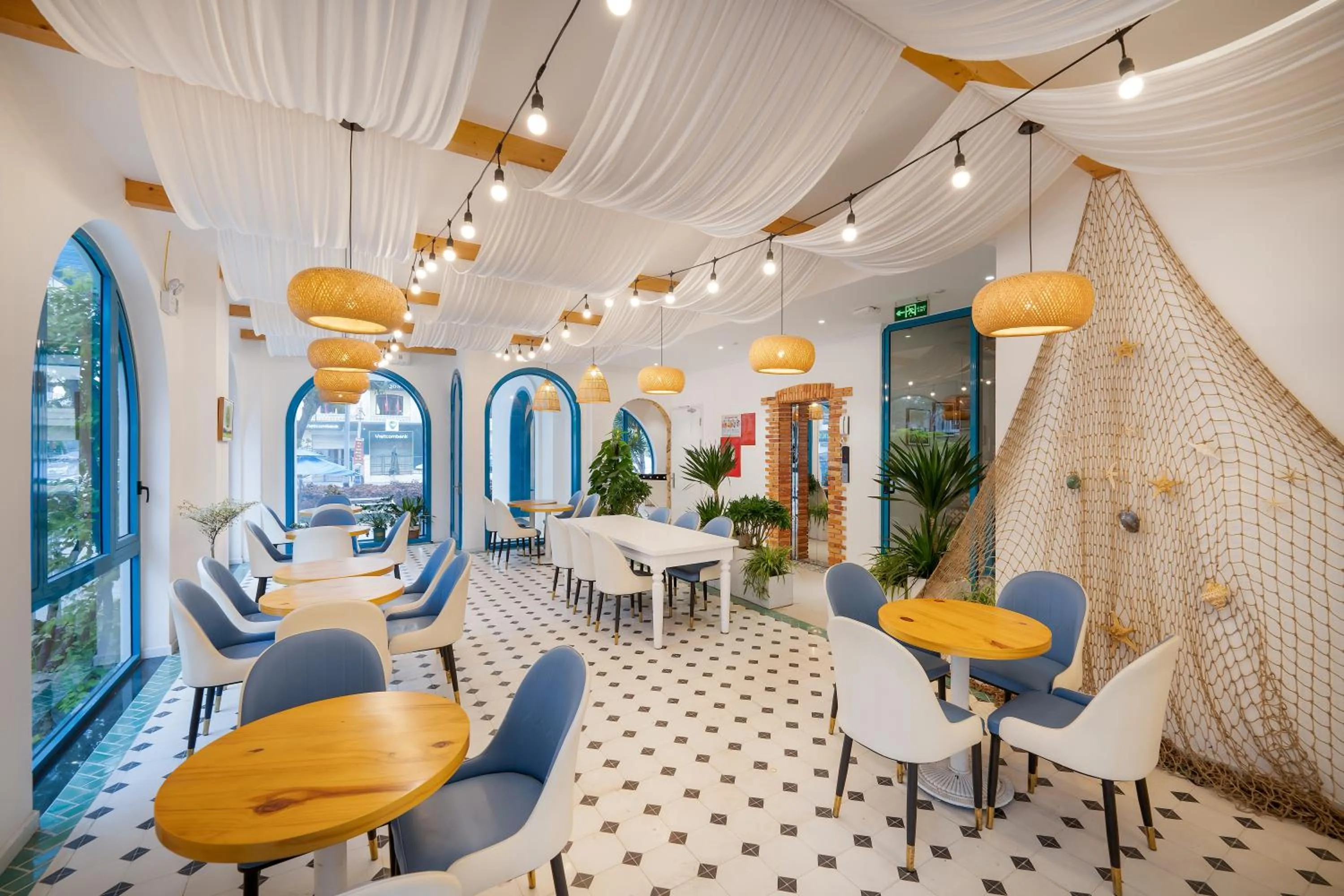 Restaurant/places to eat in Santori Hotel And Spa