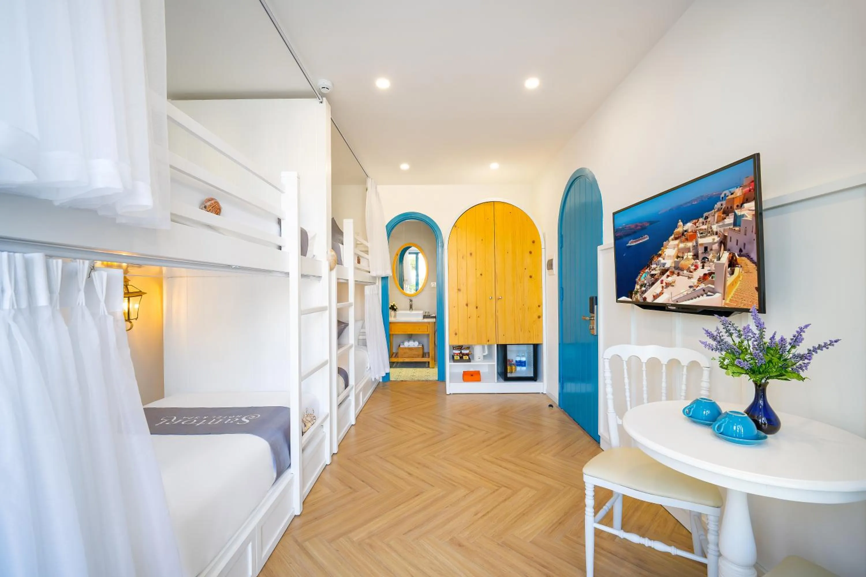 bunk bed in Santori Hotel And Spa