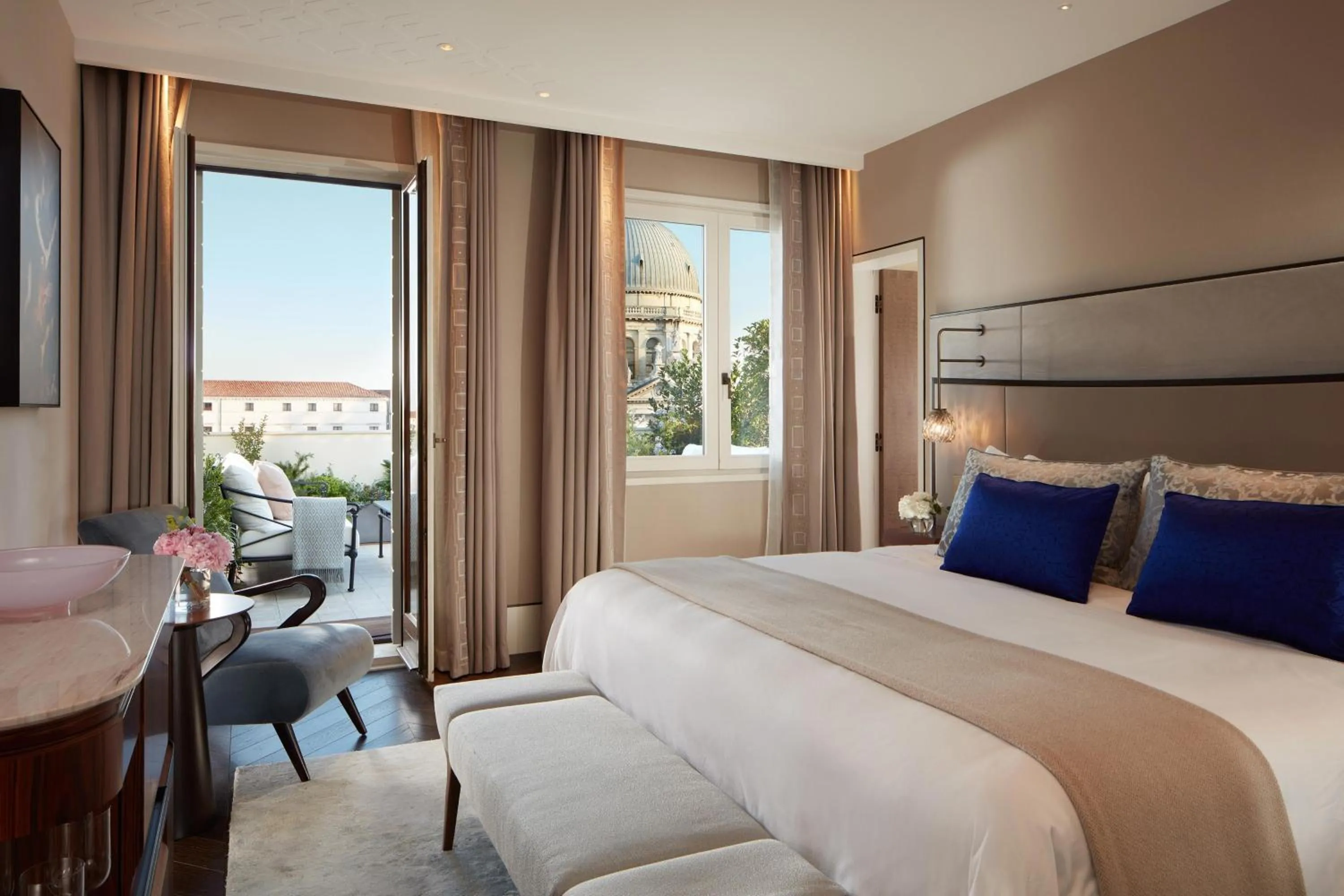 Photo of the whole room, Bed in The St. Regis Venice