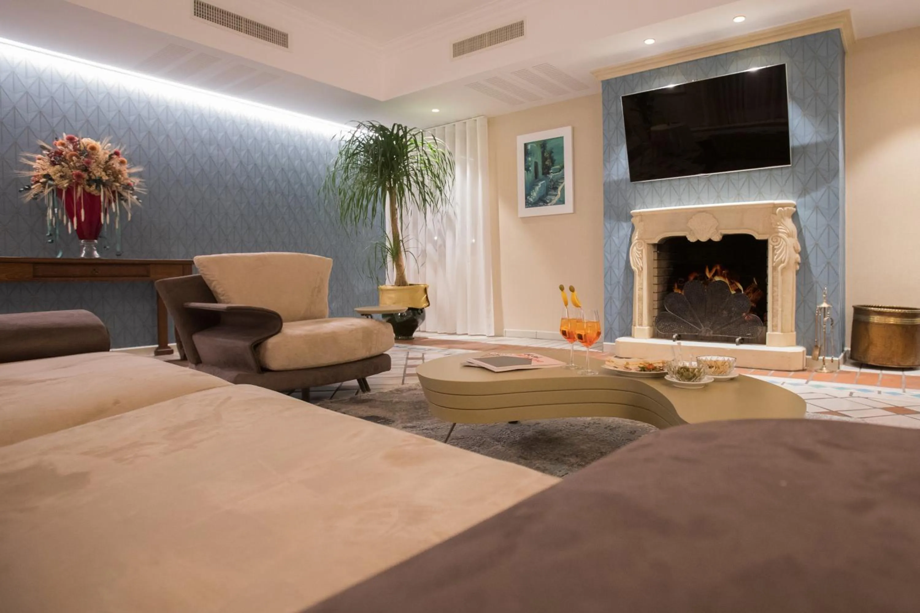 Communal lounge/ TV room, Bed in Hotel Hermitage