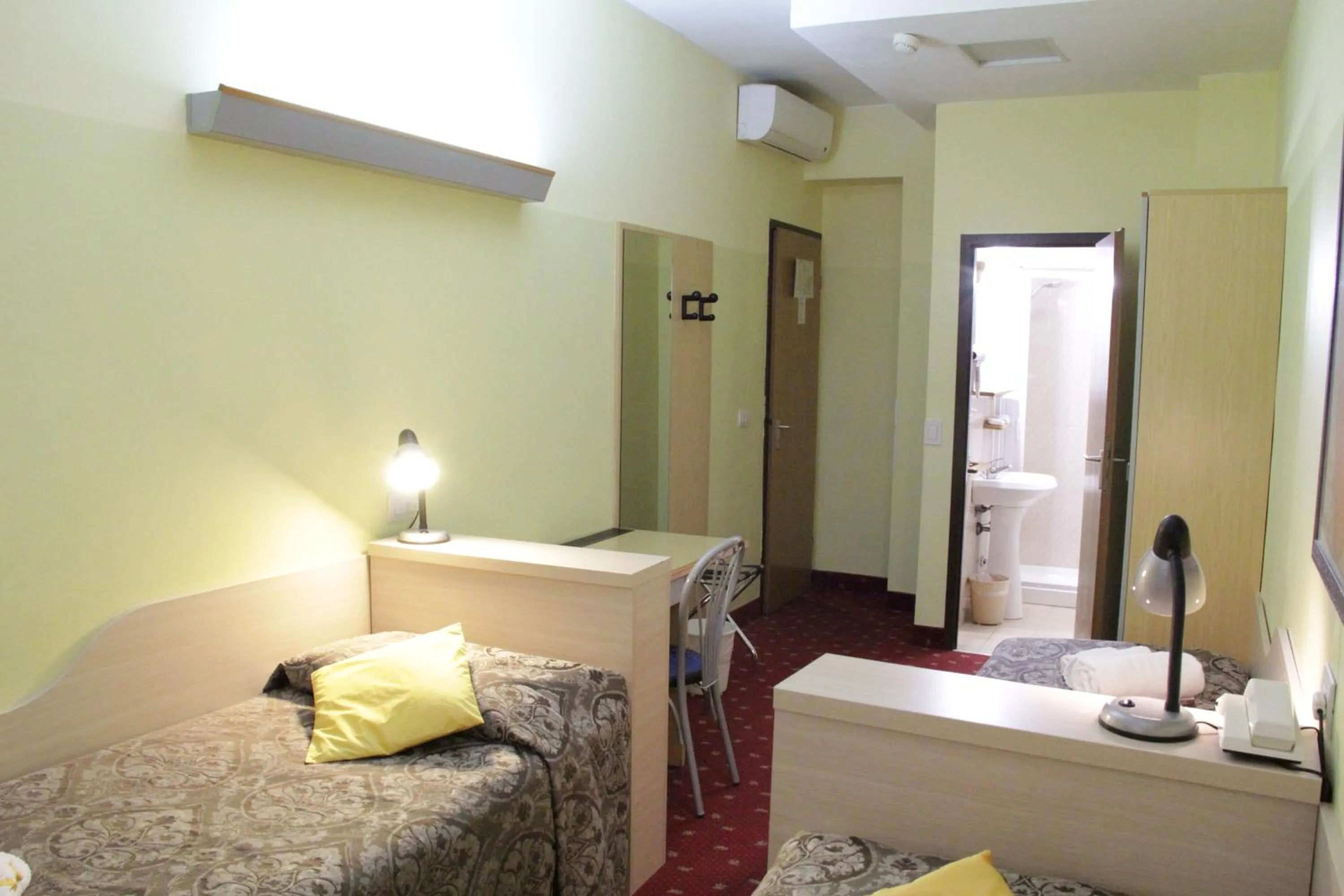 Bedroom, Bed in Hotel Lugano