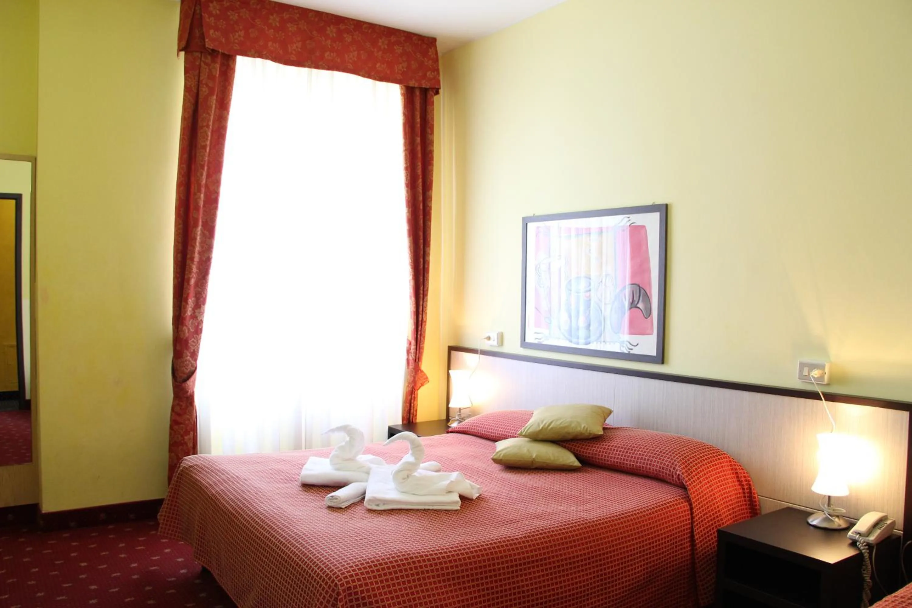 Photo of the whole room, Bed in Hotel Lugano