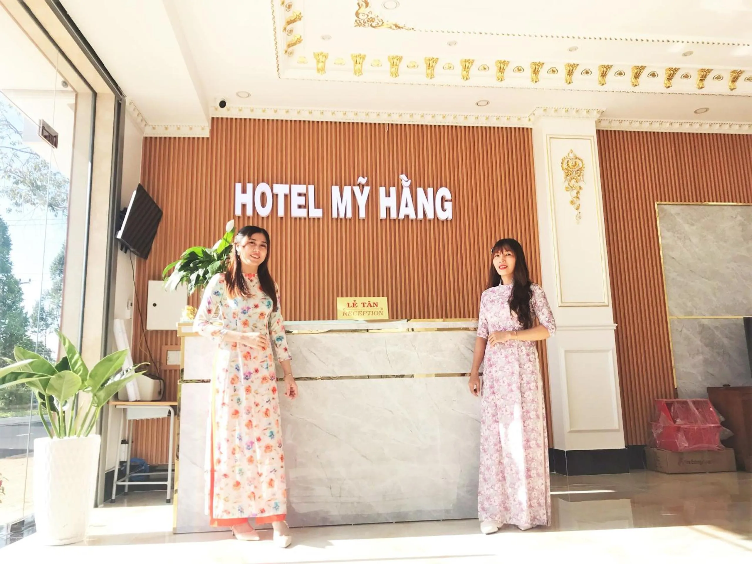 Staff in Khách Sạn Mỹ Hằng