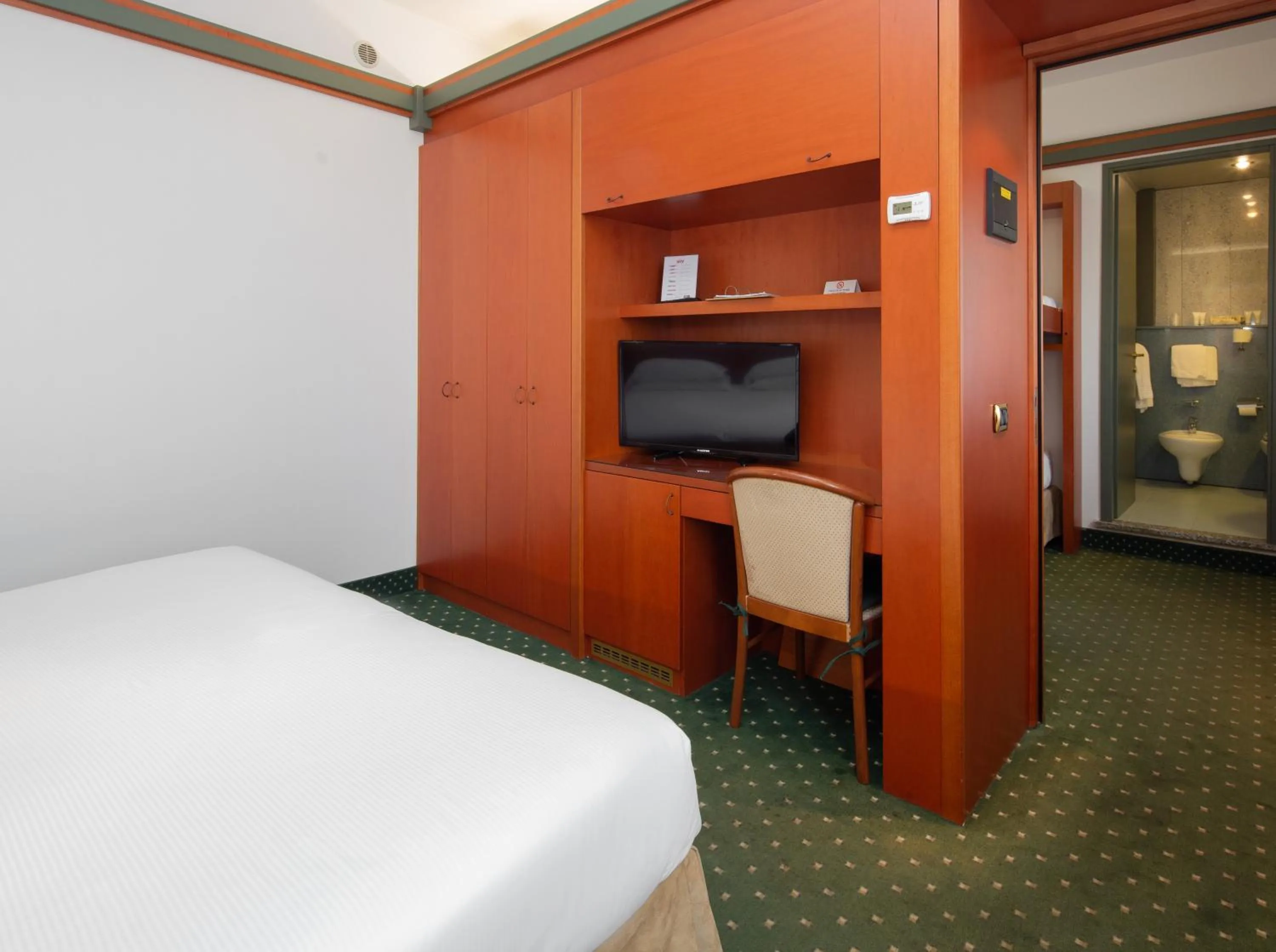 Photo of the whole room, Bed in Jet Hotel, Sure Hotel Collection by Best Western