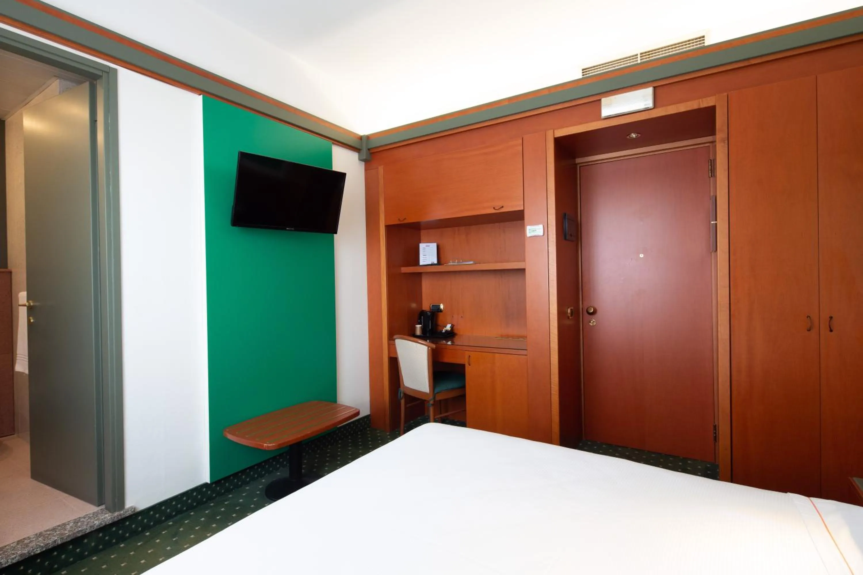 Photo of the whole room, Bed in Jet Hotel, Sure Hotel Collection by Best Western