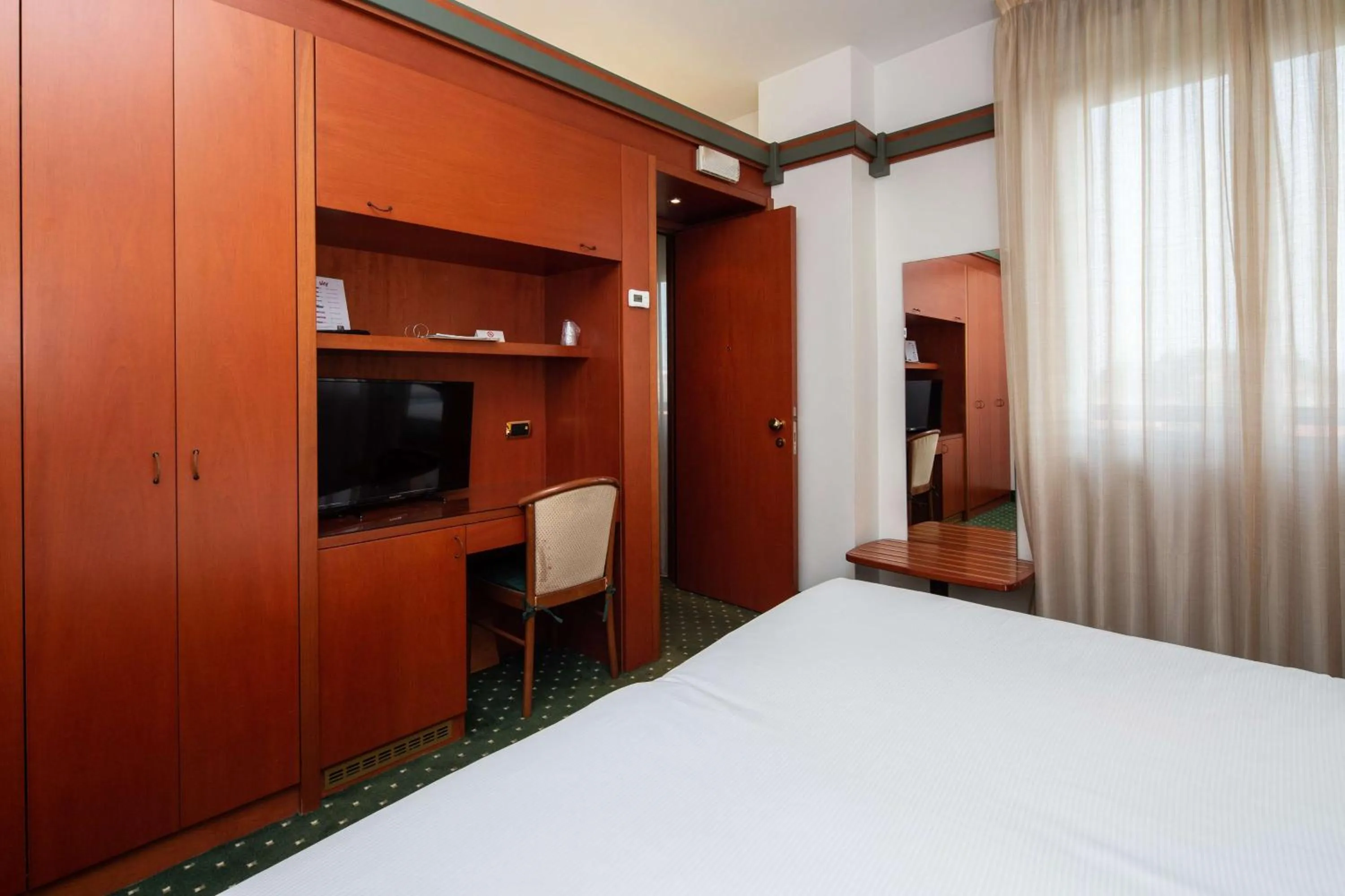 Photo of the whole room, Bed in Jet Hotel, Sure Hotel Collection by Best Western