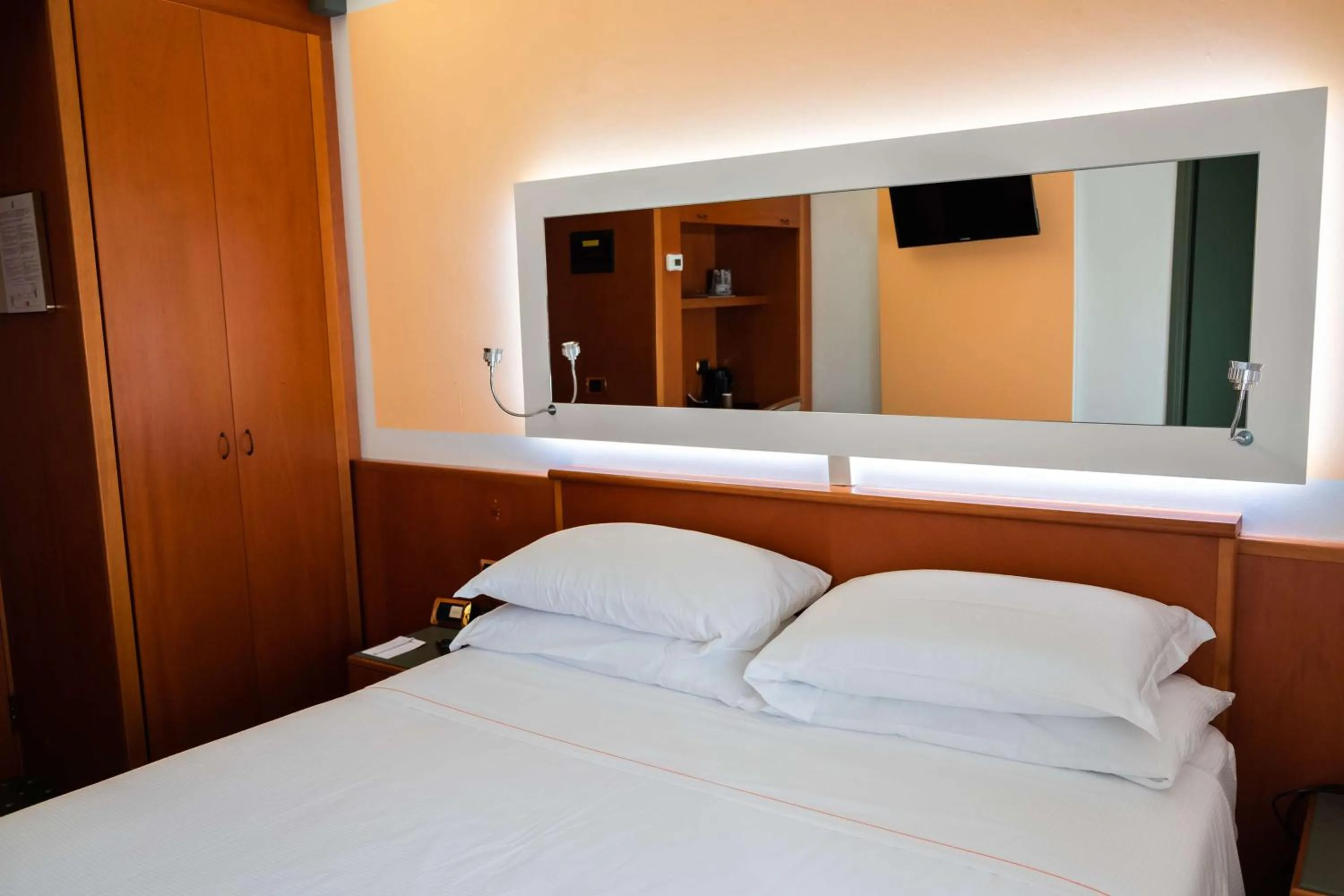 Photo of the whole room, Bed in Jet Hotel, Sure Hotel Collection by Best Western
