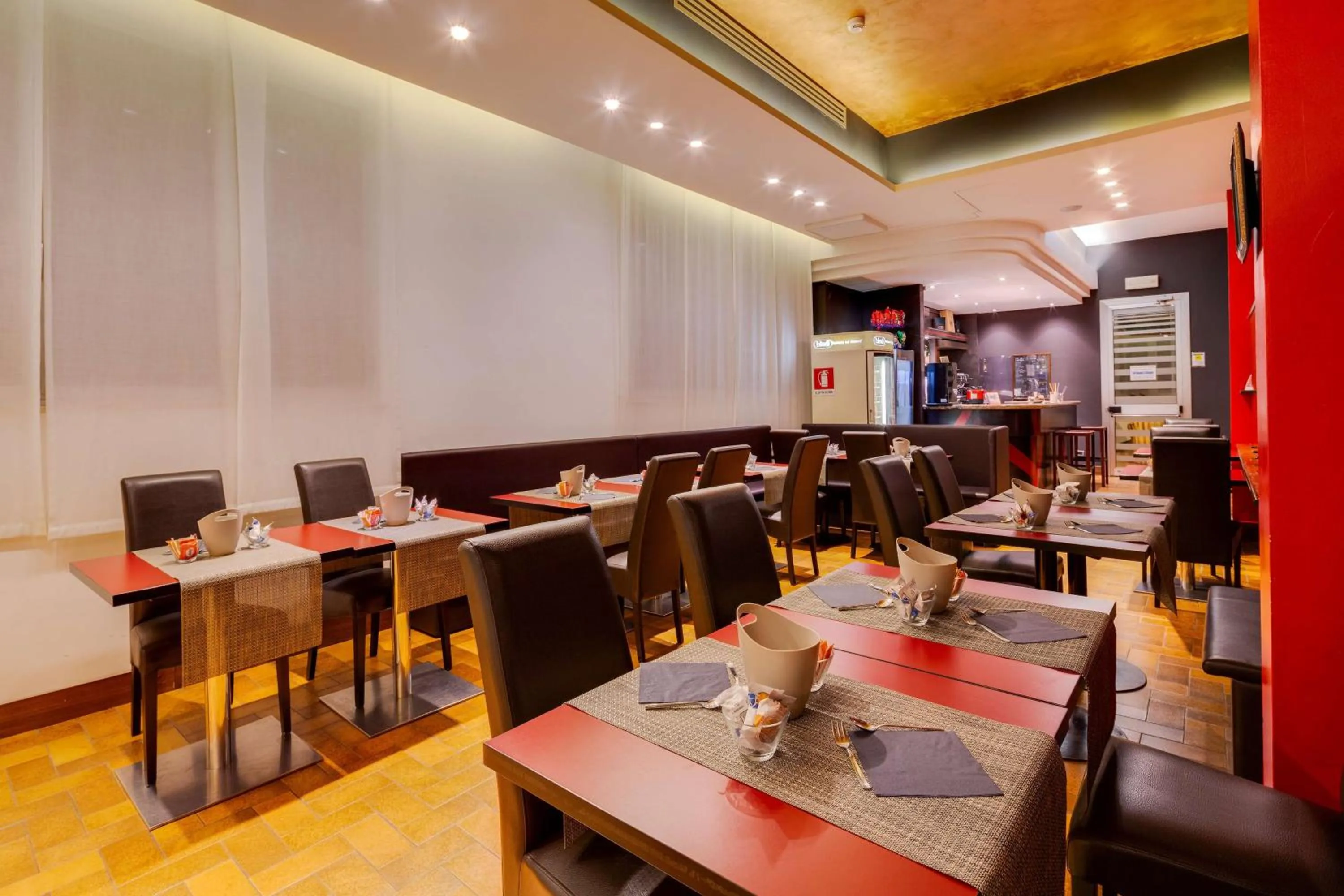 Restaurant/places to eat in Jet Hotel, Sure Hotel Collection by Best Western