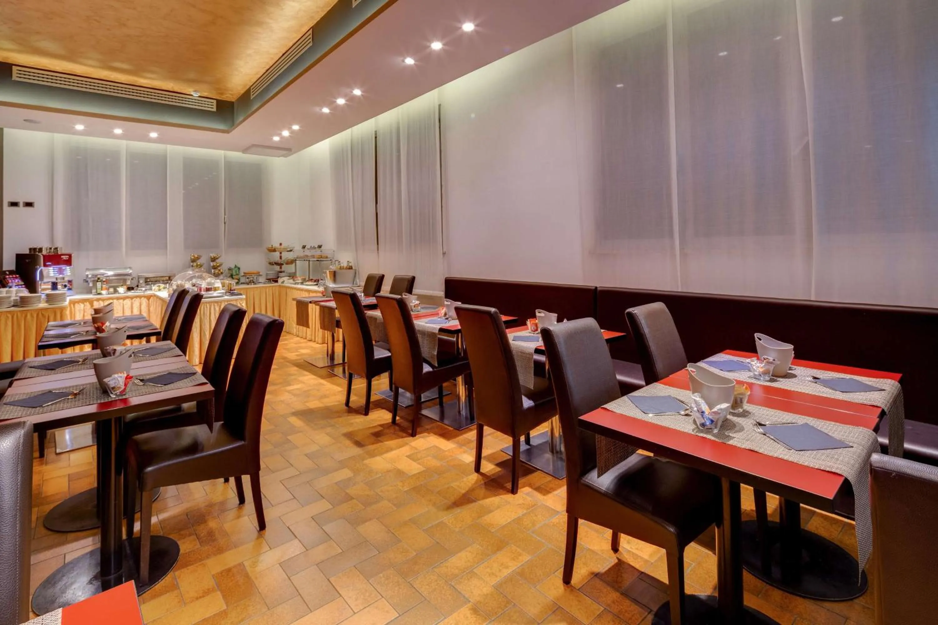 Restaurant/places to eat in Jet Hotel, Sure Hotel Collection by Best Western