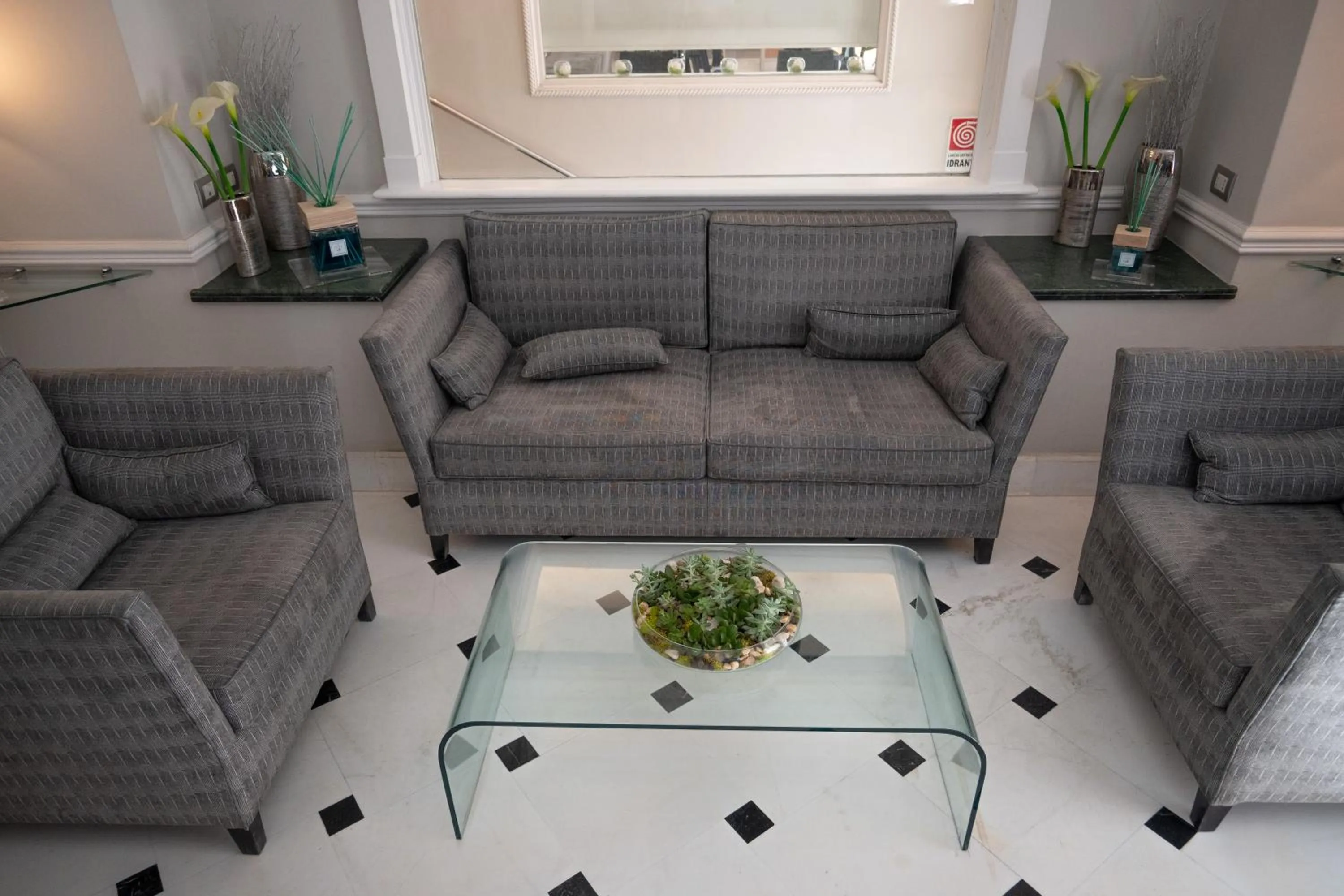 Communal lounge/ TV room in Ludovisi Palace Hotel