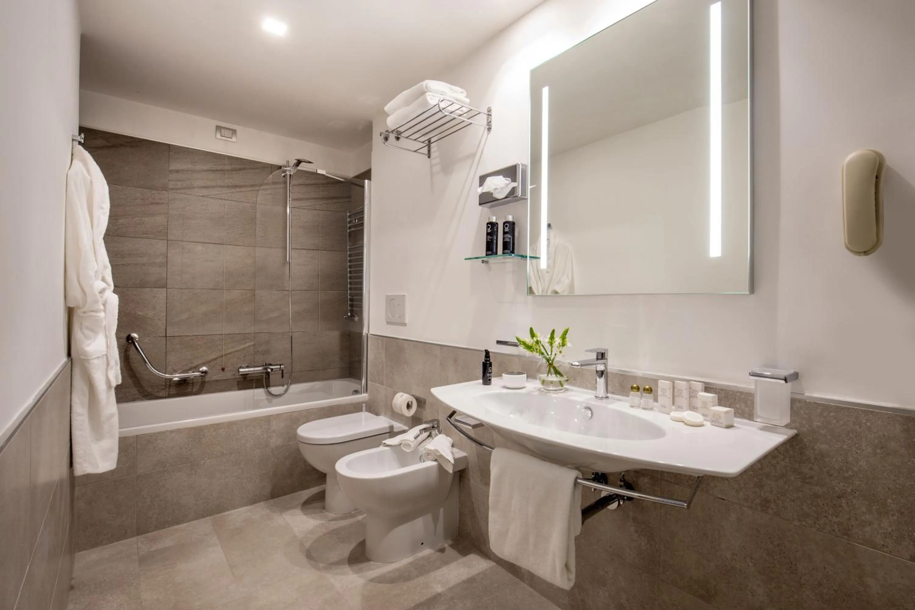 Shower in Ludovisi Palace Hotel