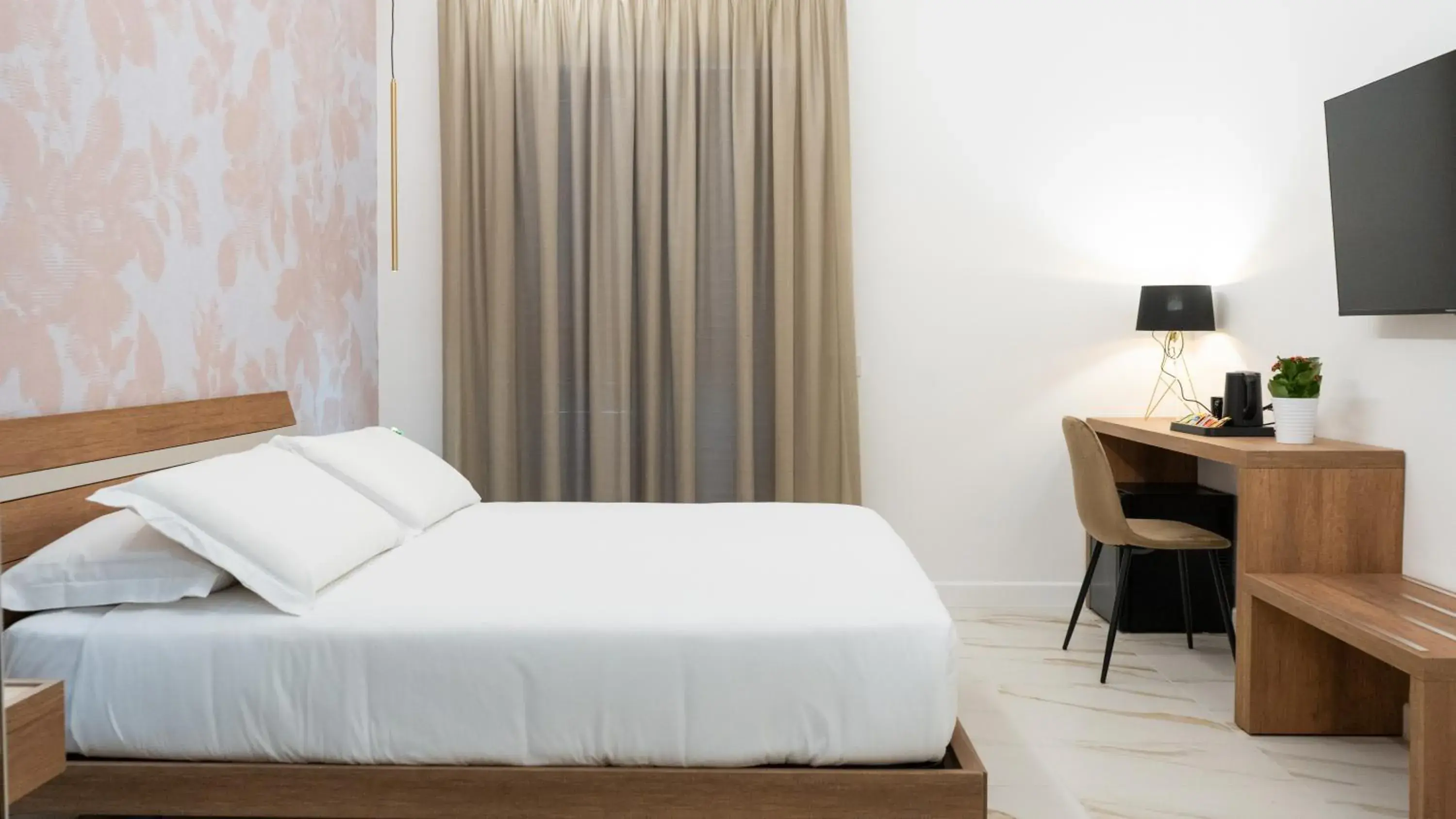 Deluxe Room in Hotel Diana Deluxe Room in Hotel Diana