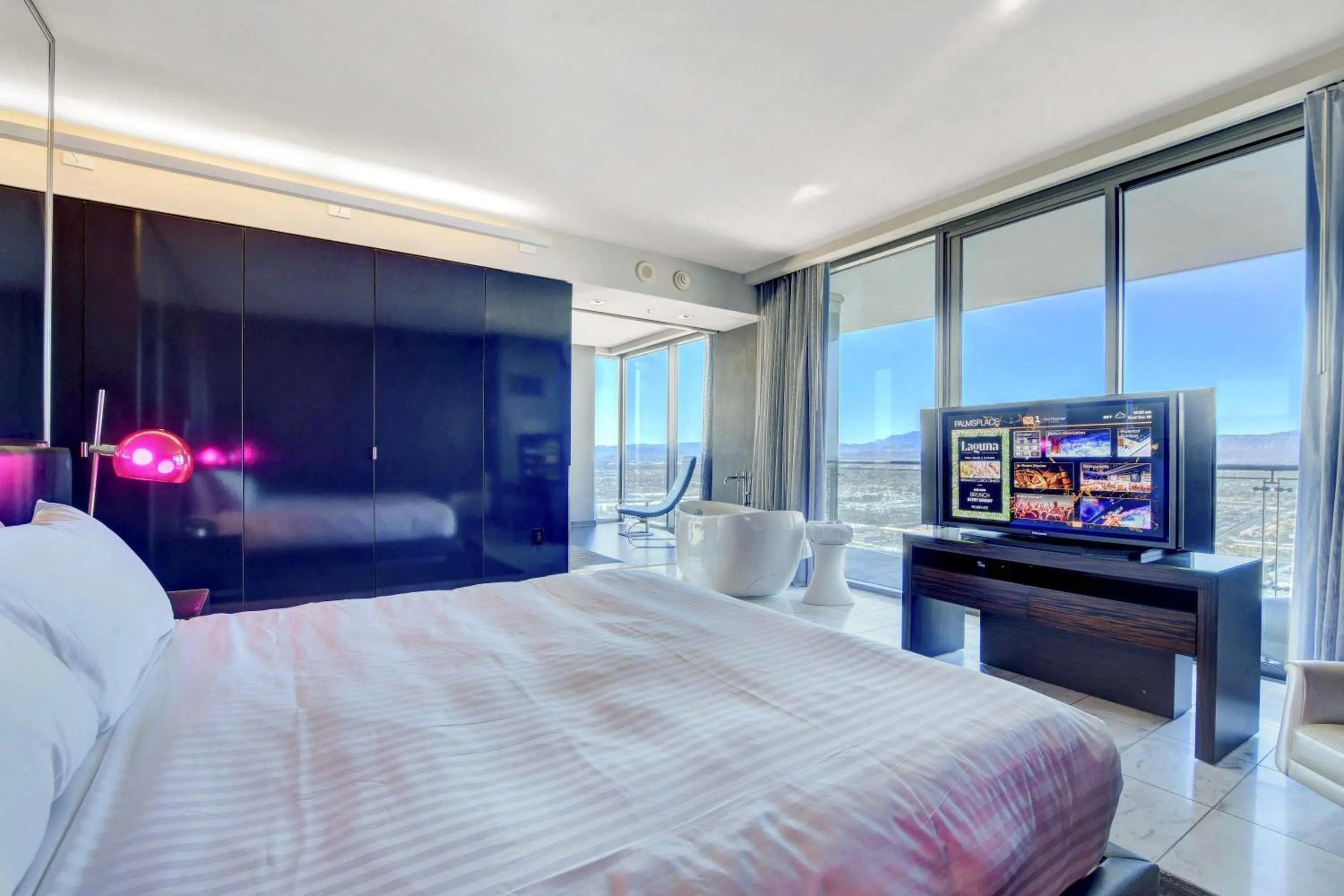 TV and multimedia, Bed in Private Luxury Panoramic Suite at Palms Place