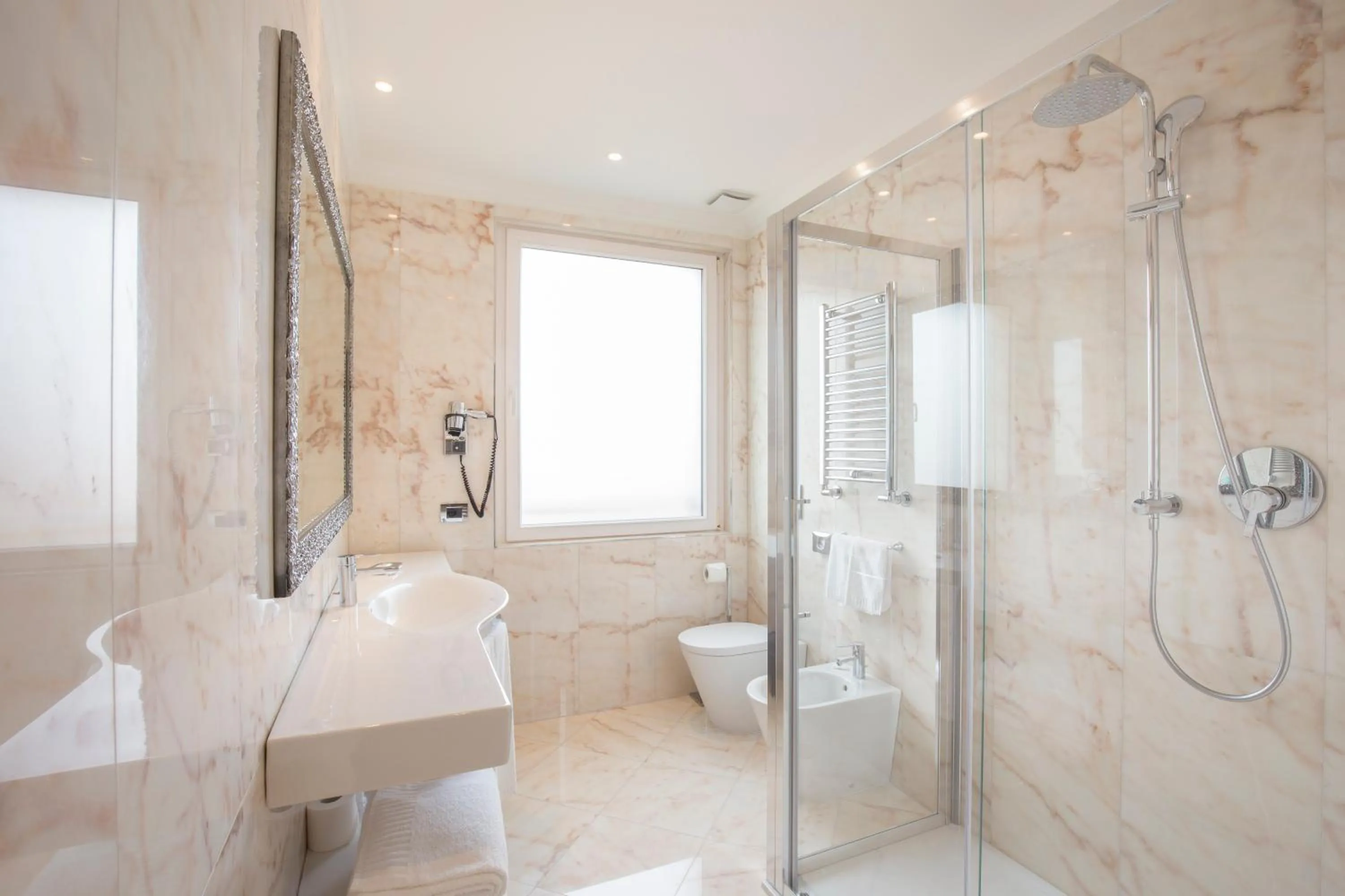 Toilet in Hotel San Pietro