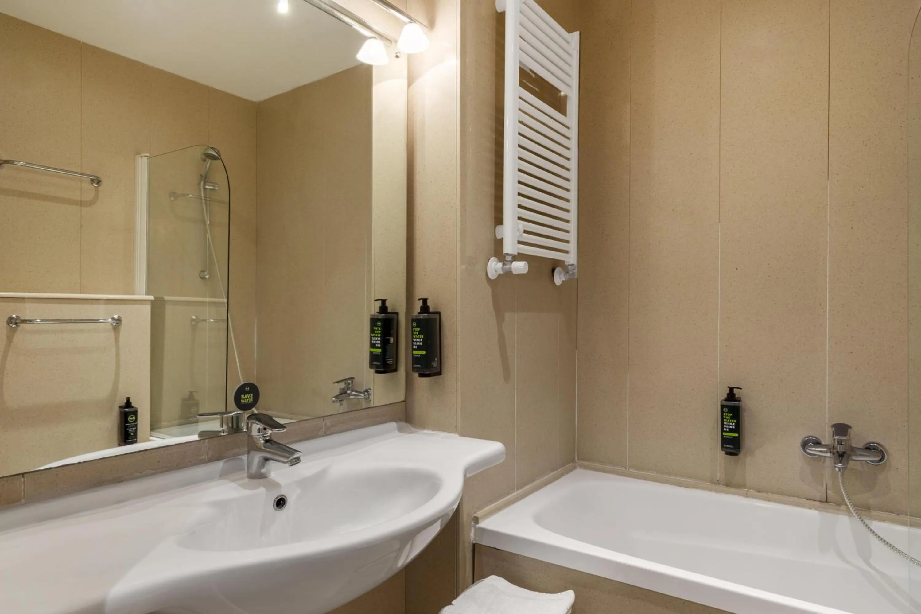 Bathroom in B&B Hotels Park Hotel Suisse Santa Margherita Ligure