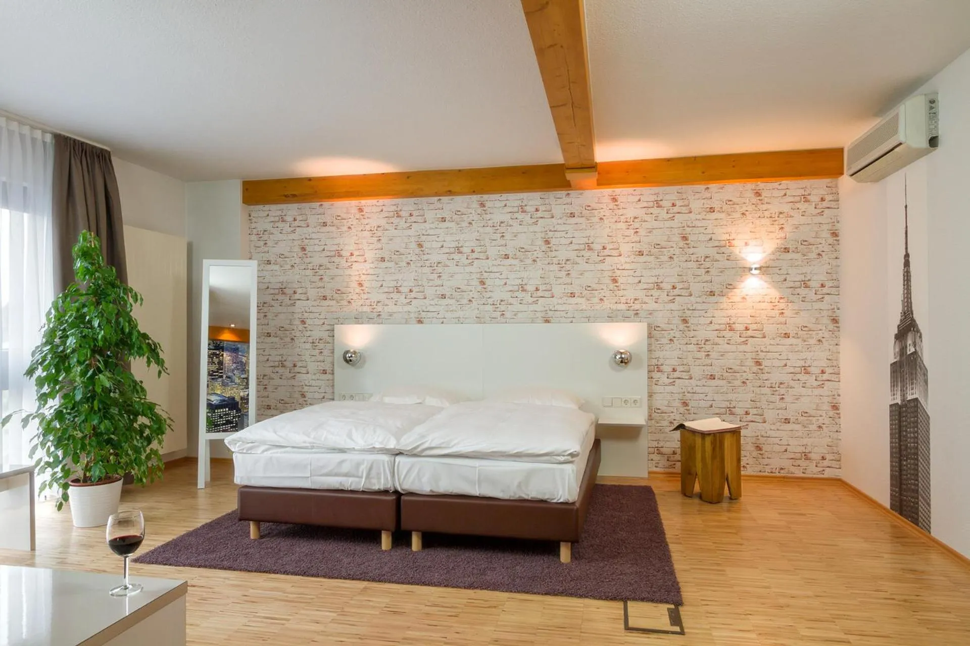 Photo of the whole room, Bed in Hotel l'adresse garni