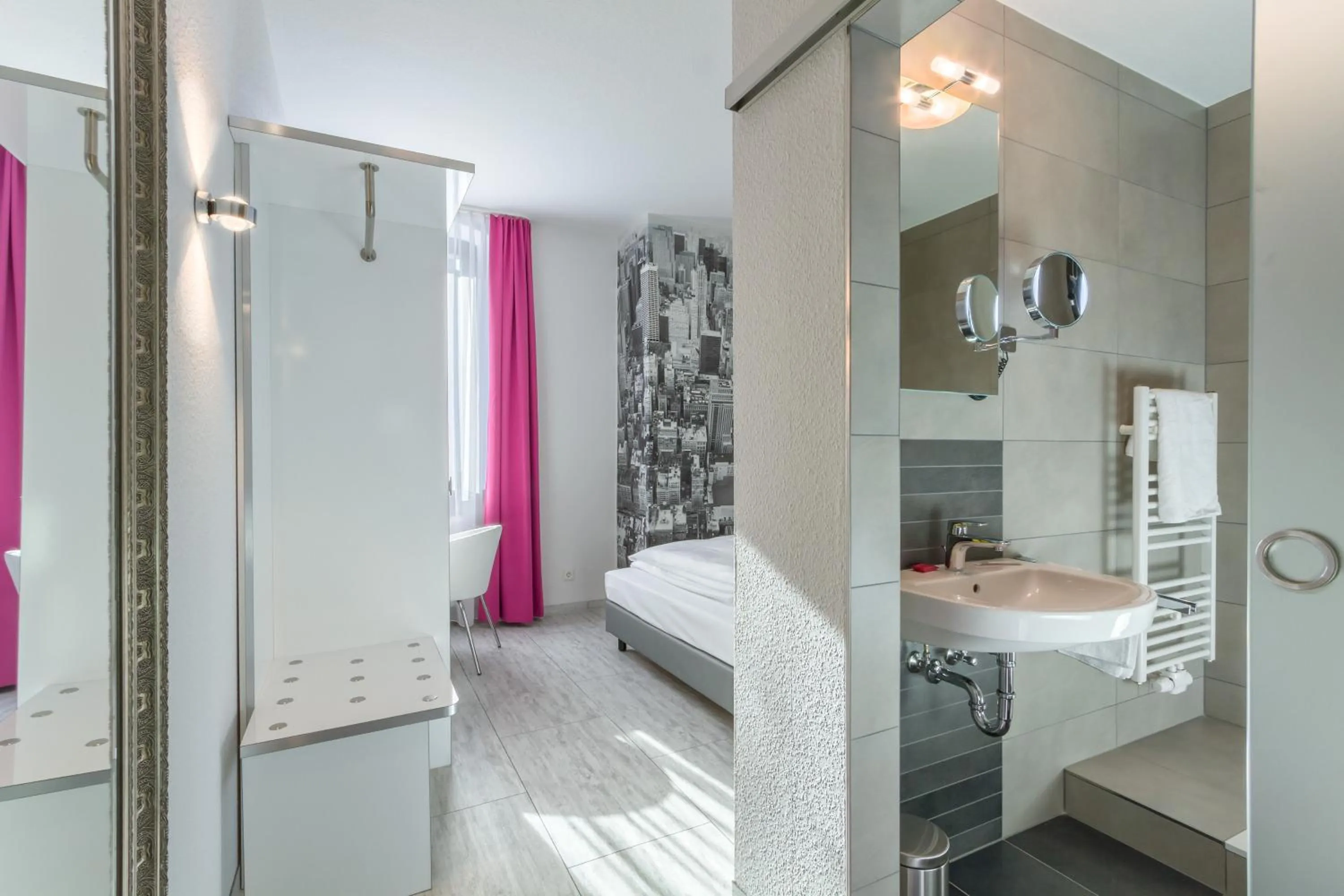 Decorative detail, Bed in Hotel l'adresse garni