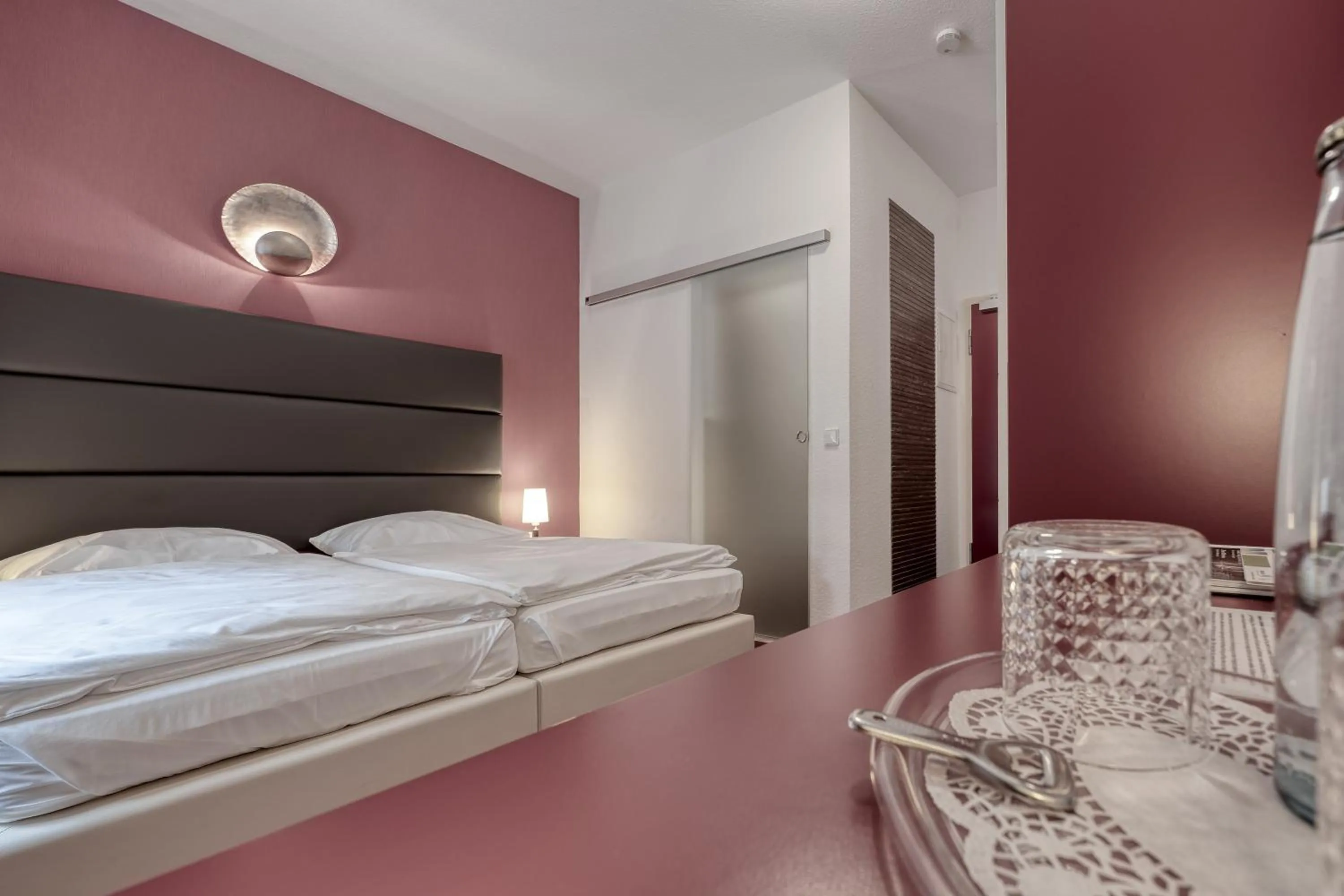 Photo of the whole room, Bed in Hotel l'adresse garni