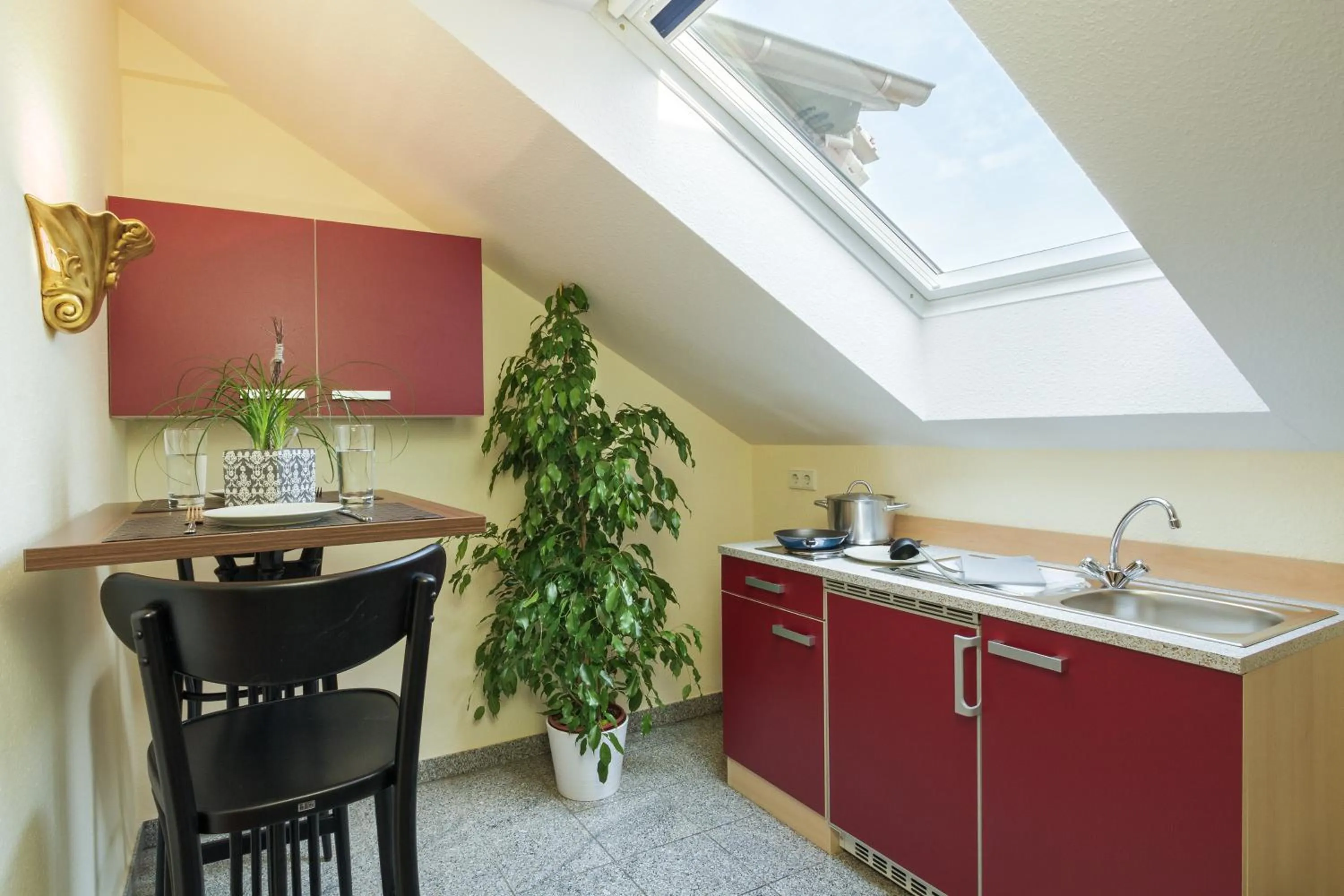 Kitchen or kitchenette in Hotel l'adresse garni