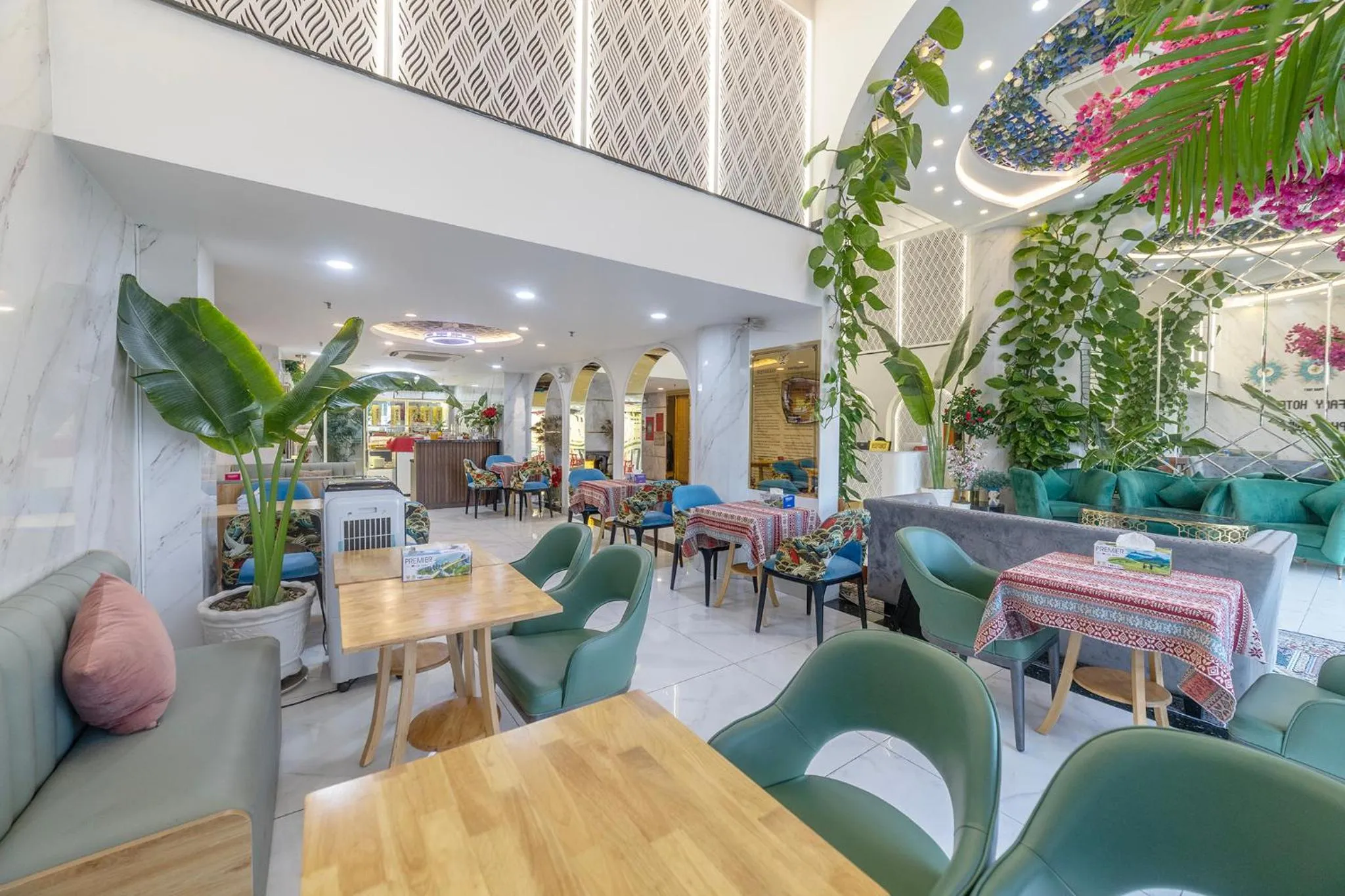 Restaurant/places to eat in Tiffany Hotel & Restaurant