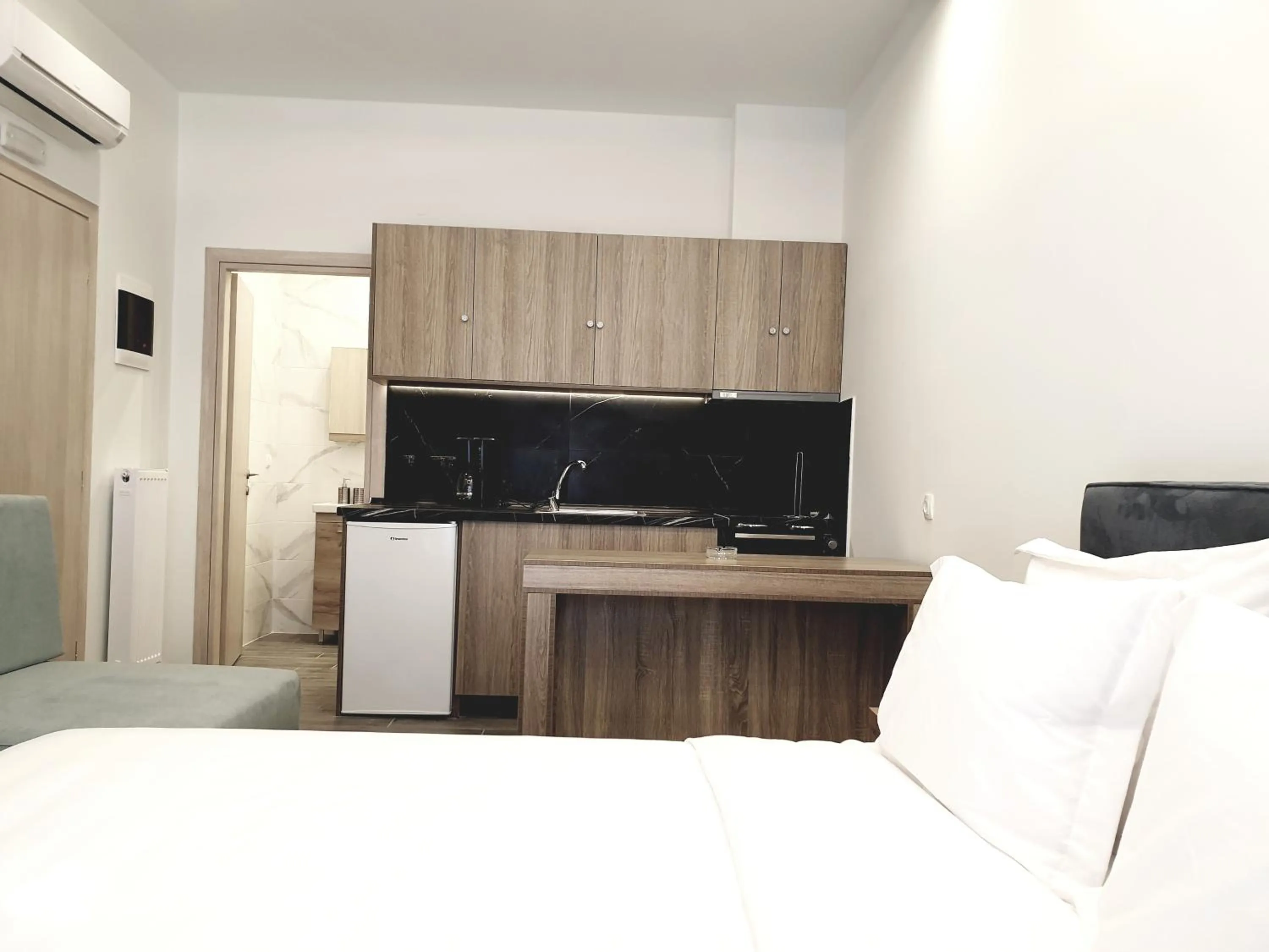 kitchen, Bed in Eantos Studios and Suites