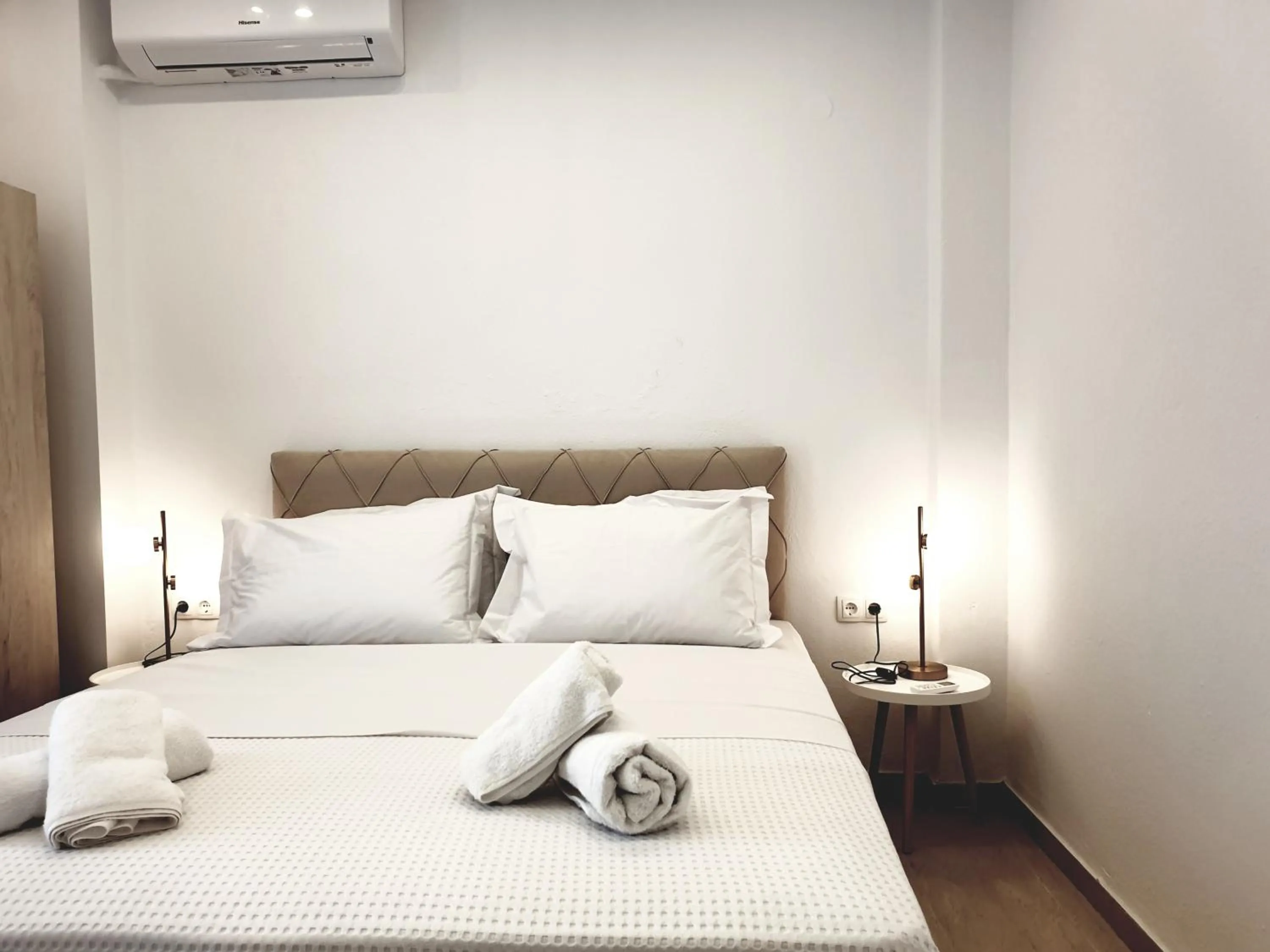 Bed in Eantos Studios and Suites