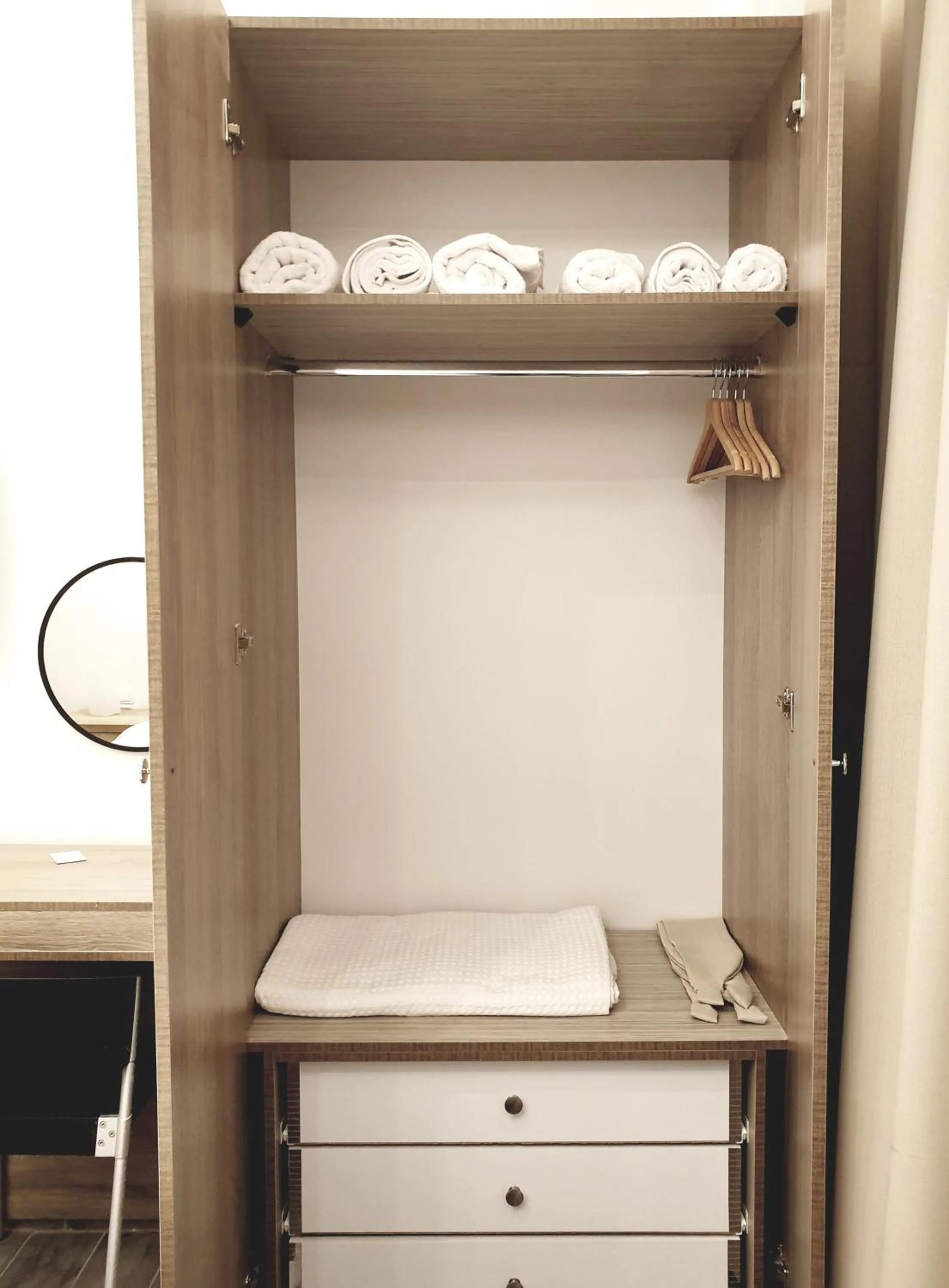 wardrobe in Eantos Studios and Suites